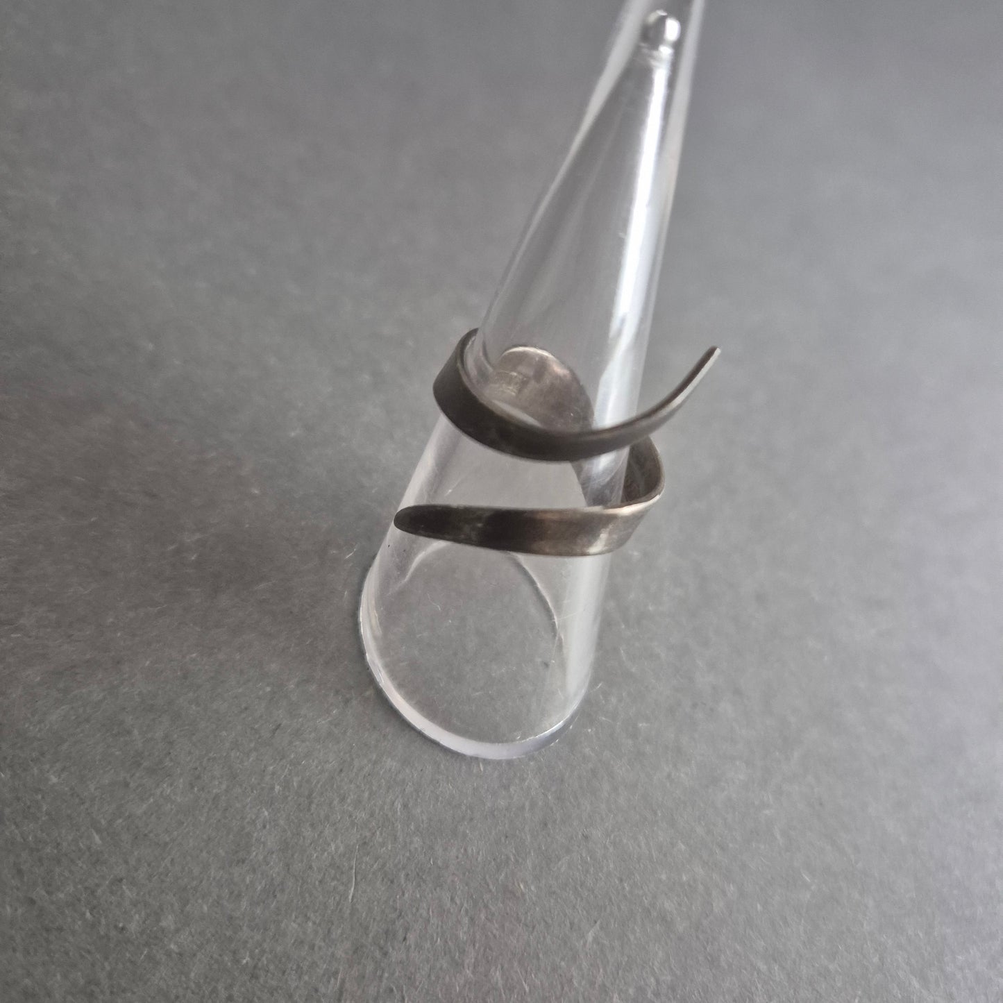 Modernistischer Silberring 925 – Offenes Wickeldesign mit Patina