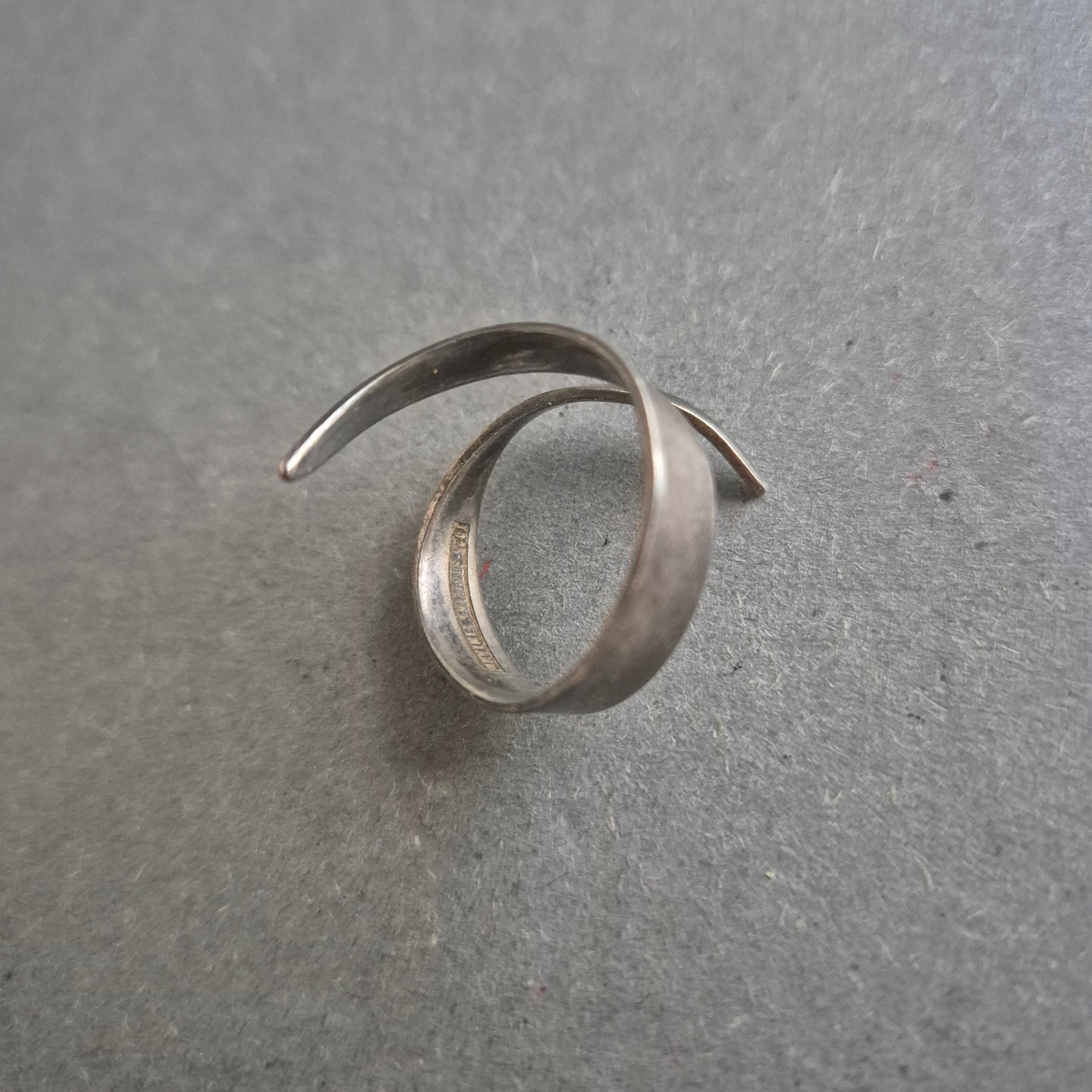 Modernistischer Silberring 925 – Offenes Wickeldesign mit Patina