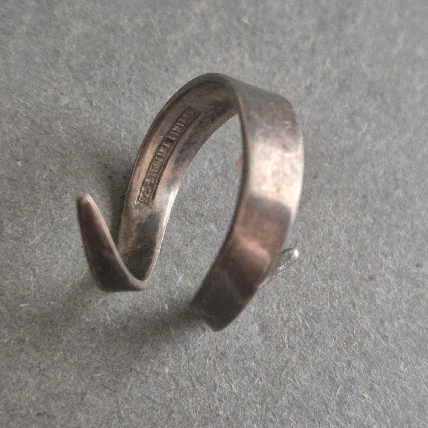 Modernistischer Silberring 925 – Offenes Wickeldesign mit Patina