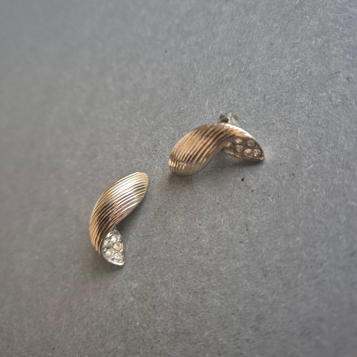 Elegante Clip-Ohrringe mit Strass – Goldfarben im Retro-Look