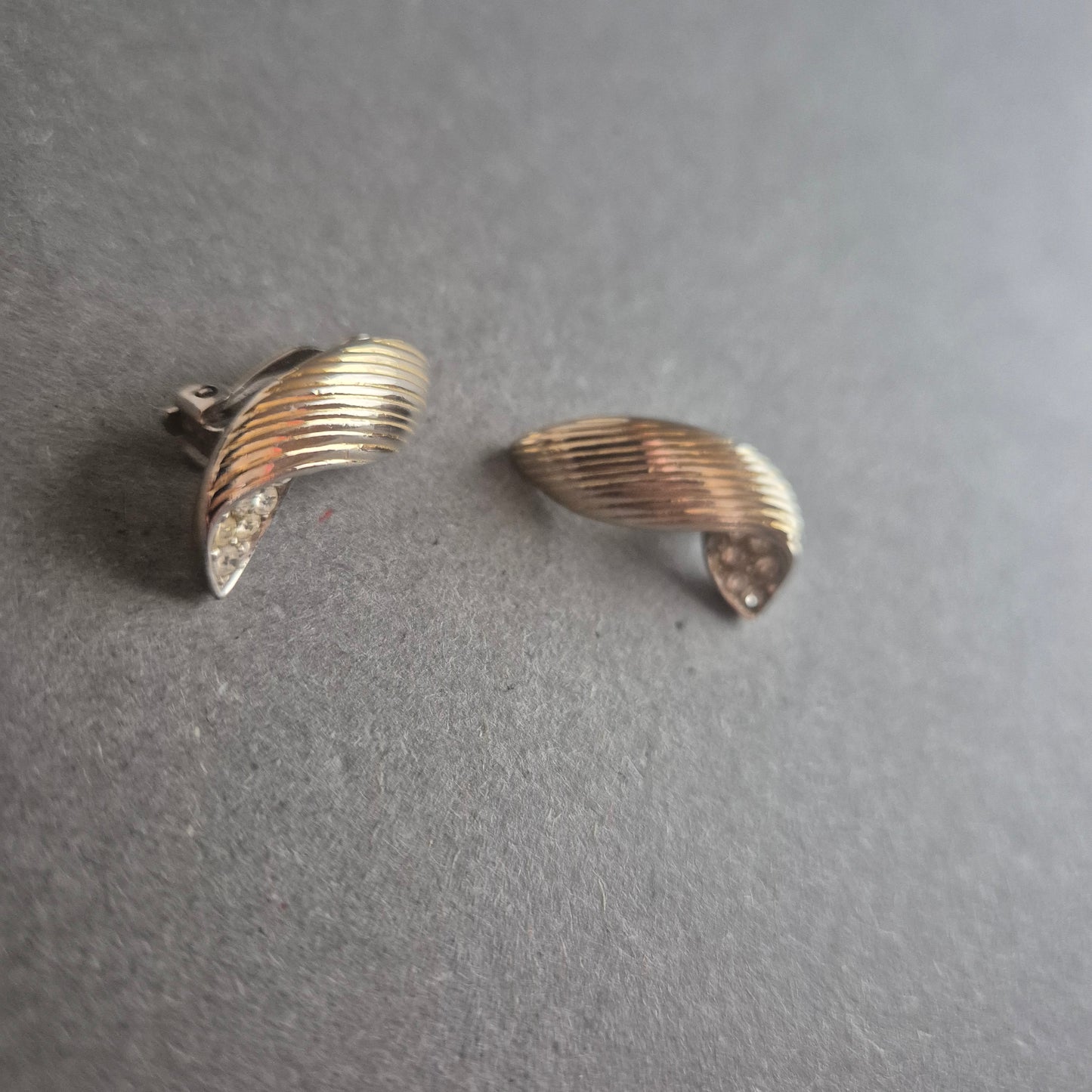 Elegante Clip-Ohrringe mit Strass – Goldfarben im Retro-Look