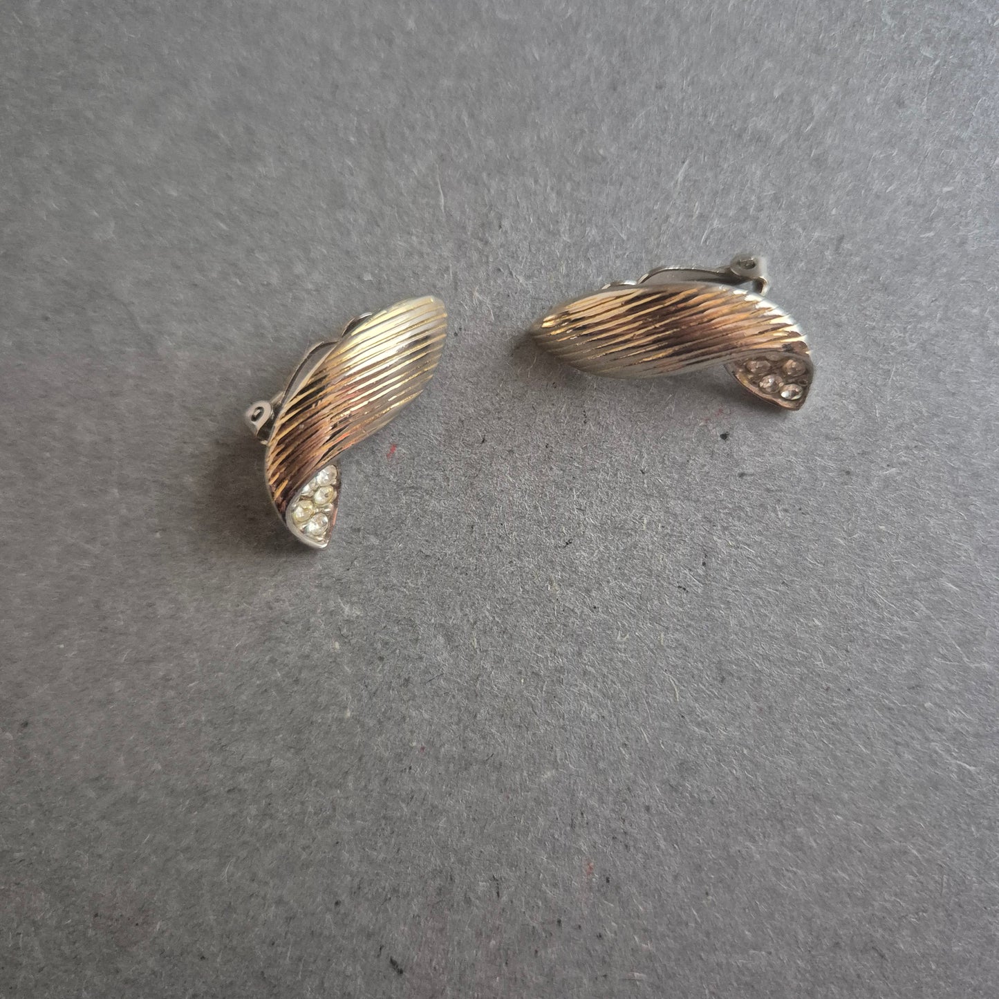 Elegante Clip-Ohrringe mit Strass – Goldfarben im Retro-Look