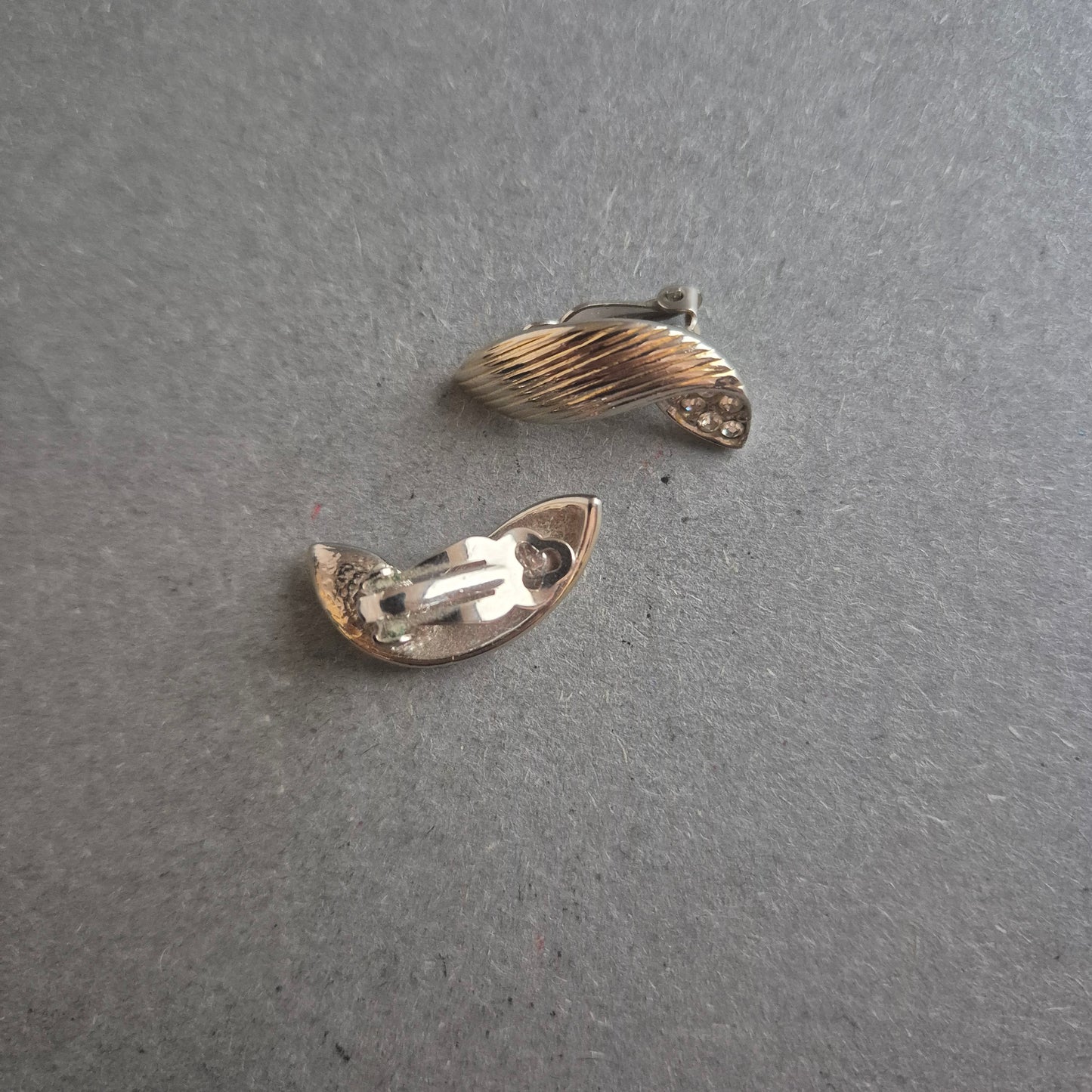 Elegante Clip-Ohrringe mit Strass – Goldfarben im Retro-Look