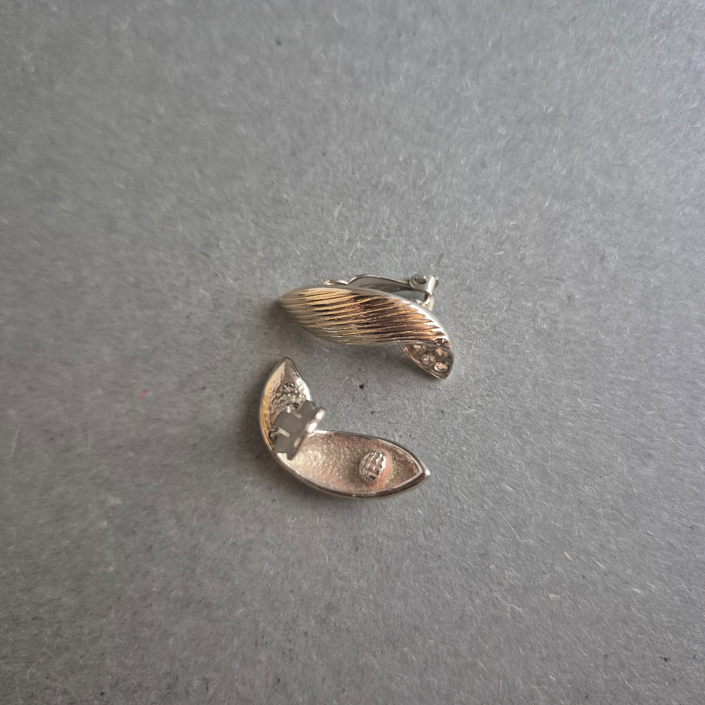 Elegante Clip-Ohrringe mit Strass – Goldfarben im Retro-Look