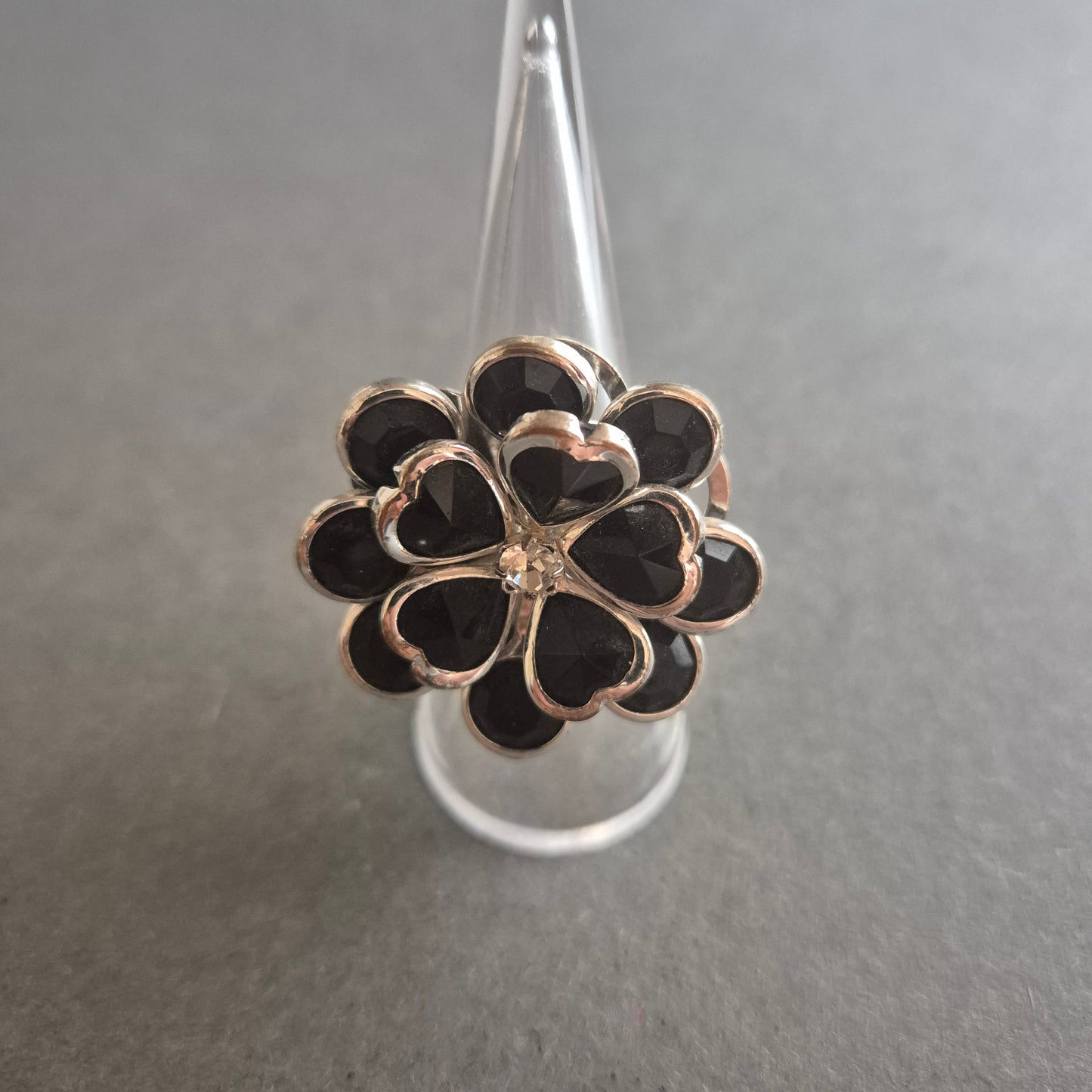 Großer Vintage-Ring mit schwarzen Herzsteinen – Florales Design