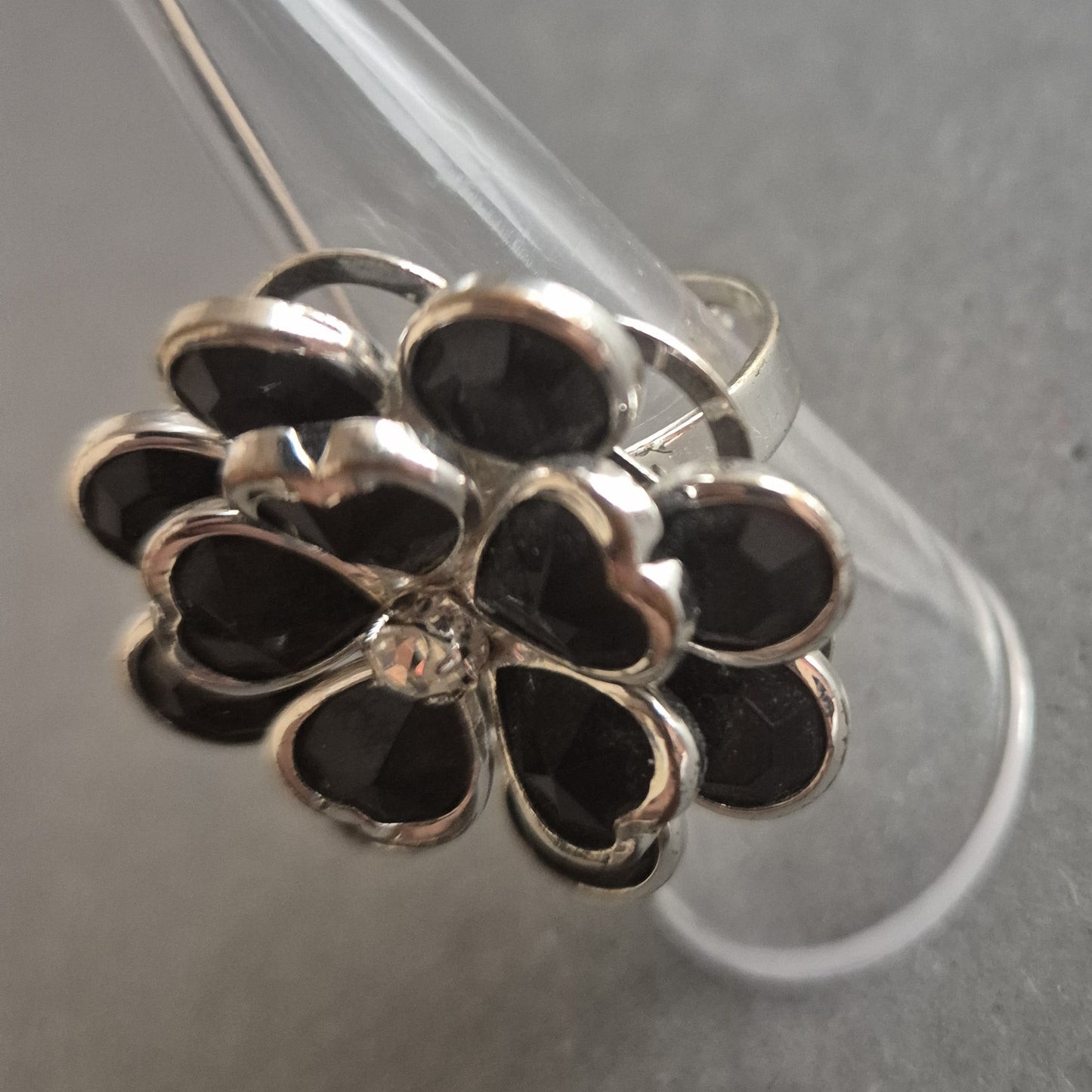 Großer Vintage-Ring mit schwarzen Herzsteinen – Florales Design