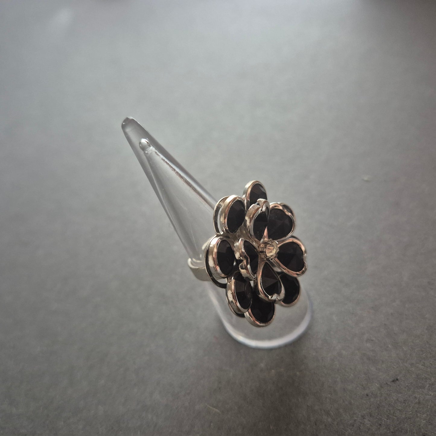 Großer Vintage-Ring mit schwarzen Herzsteinen – Florales Design