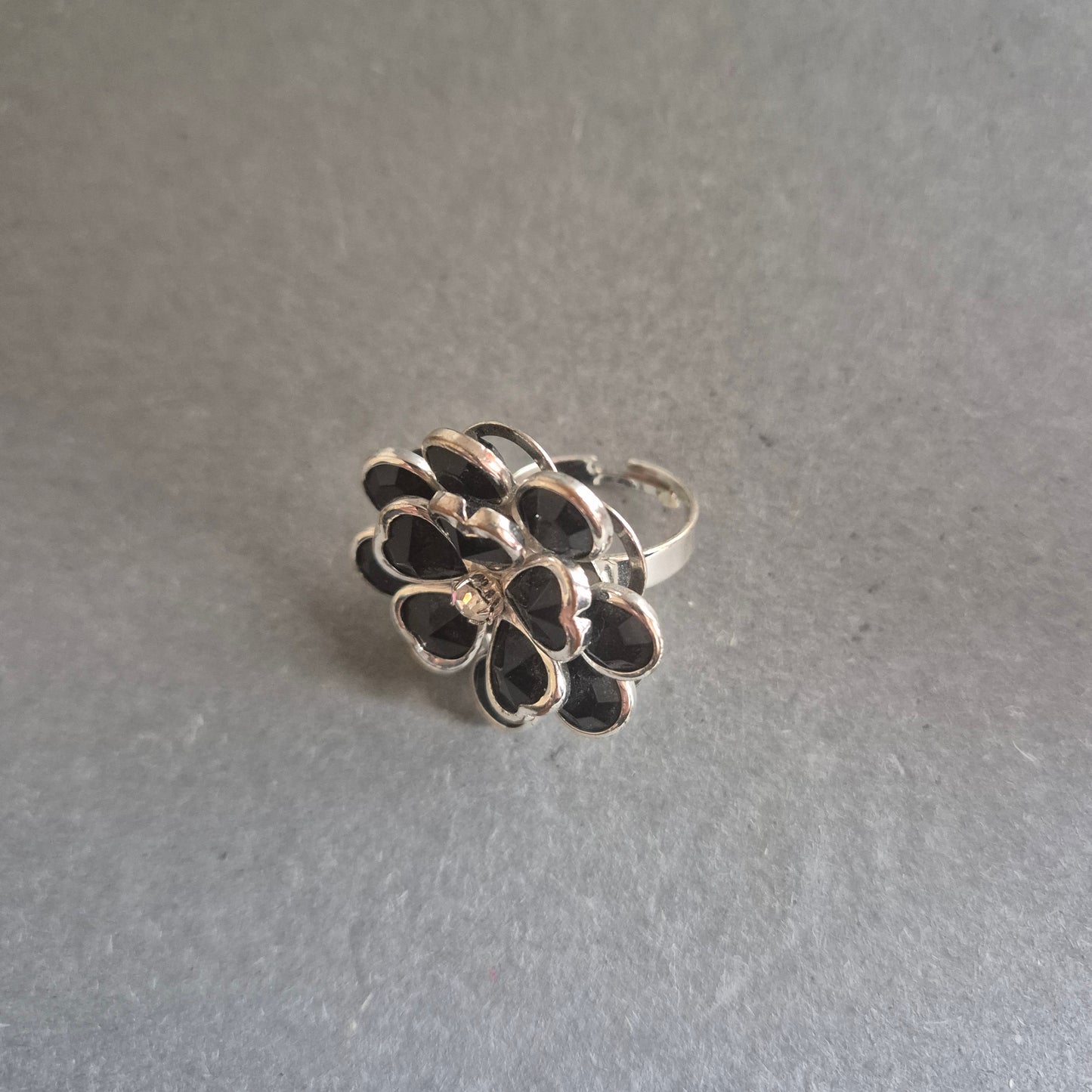 Großer Vintage-Ring mit schwarzen Herzsteinen – Florales Design