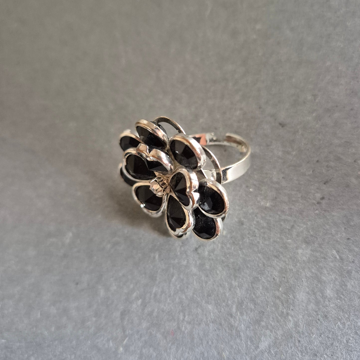 Großer Vintage-Ring mit schwarzen Herzsteinen – Florales Design