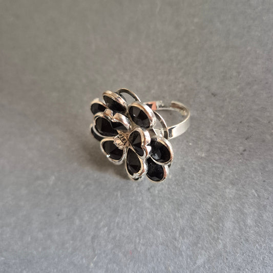 Großer Vintage-Ring mit schwarzen Herzsteinen – Florales Design