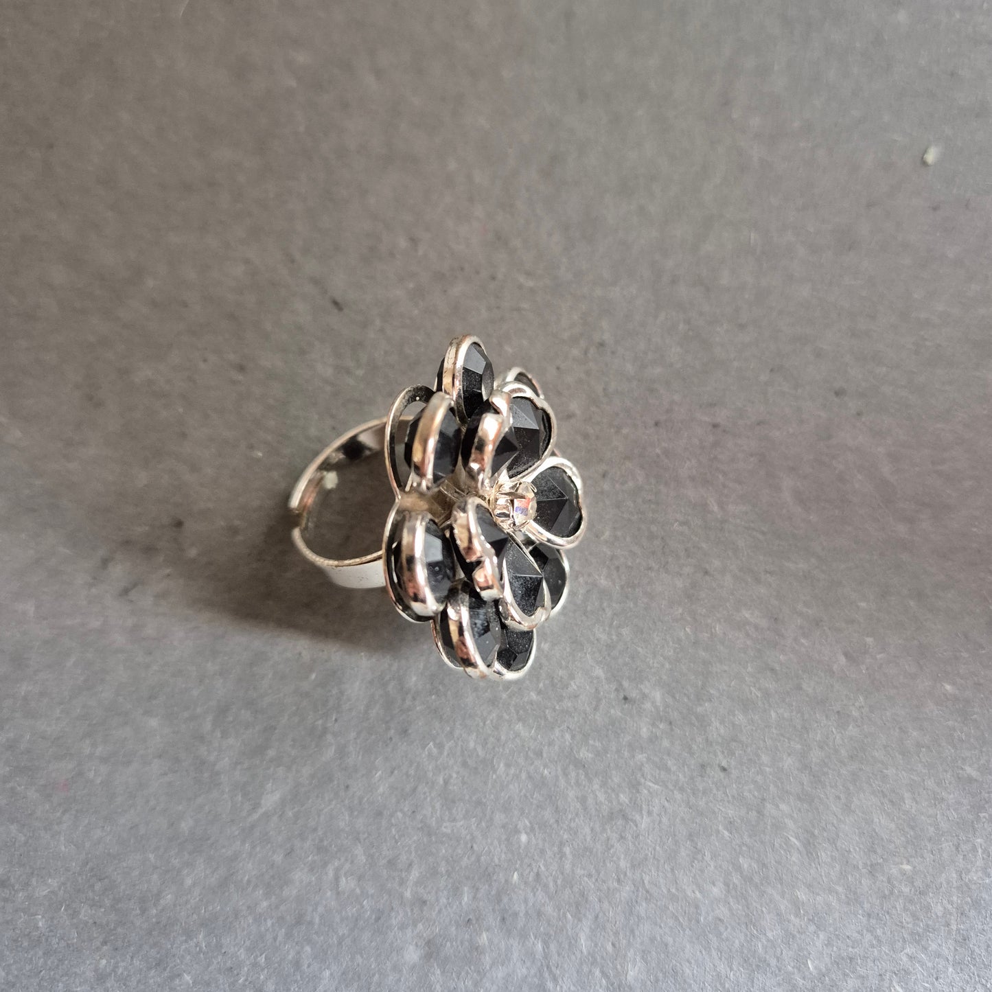 Großer Vintage-Ring mit schwarzen Herzsteinen – Florales Design