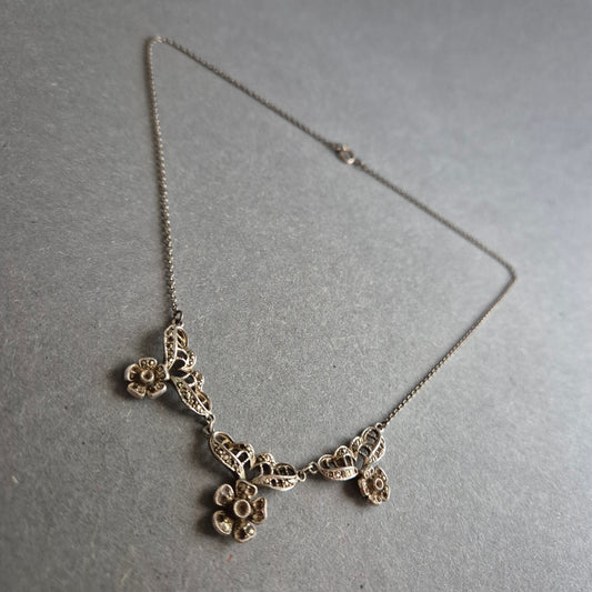 Feine Vintage-Halskette mit floralen Elementen – Silberfarben & filigran