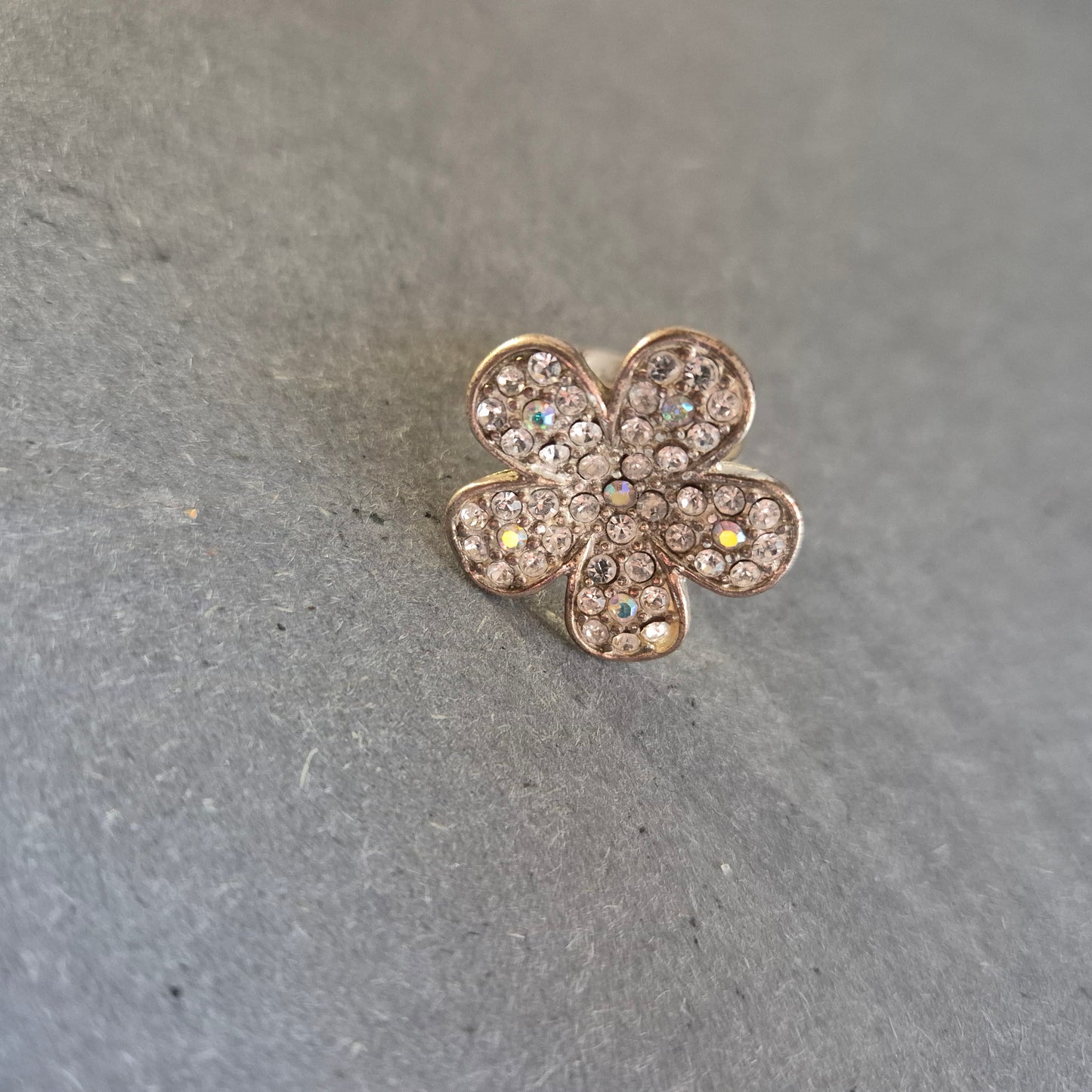 Blumenring mit Strass – Verstellbarer goldfarbener Vintage-Ring