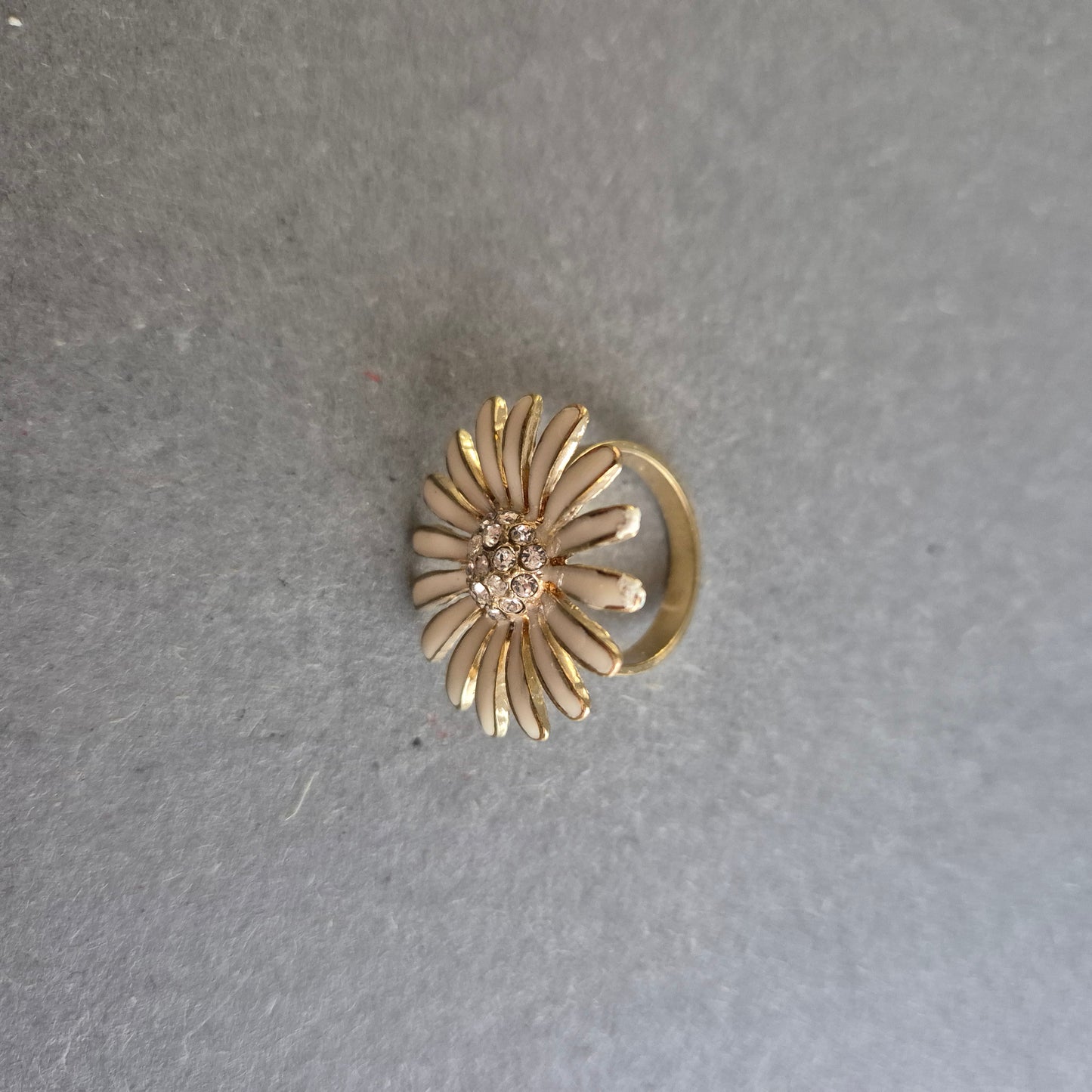 Großer Vintage-Ring mit Emaille-Blume – Gänseblümchen-Look & Strass