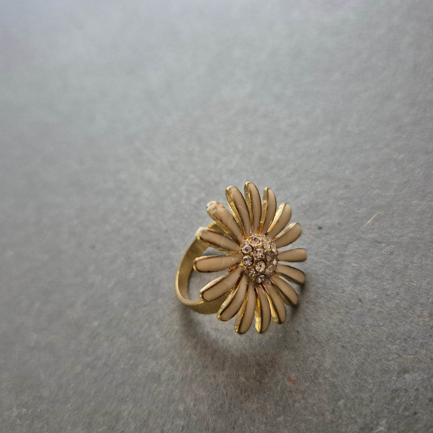 Großer Vintage-Ring mit Emaille-Blume – Gänseblümchen-Look & Strass