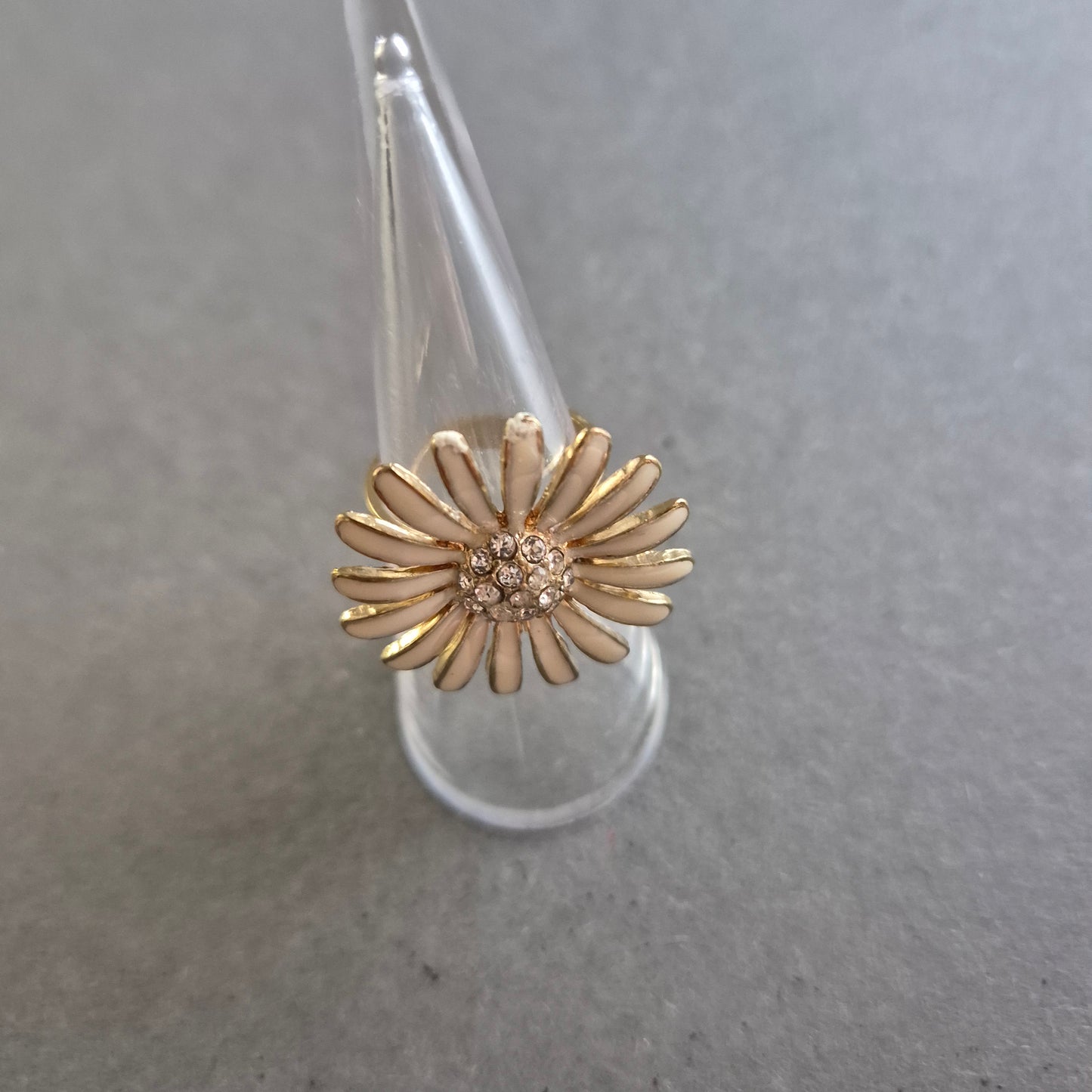 Großer Vintage-Ring mit Emaille-Blume – Gänseblümchen-Look & Strass