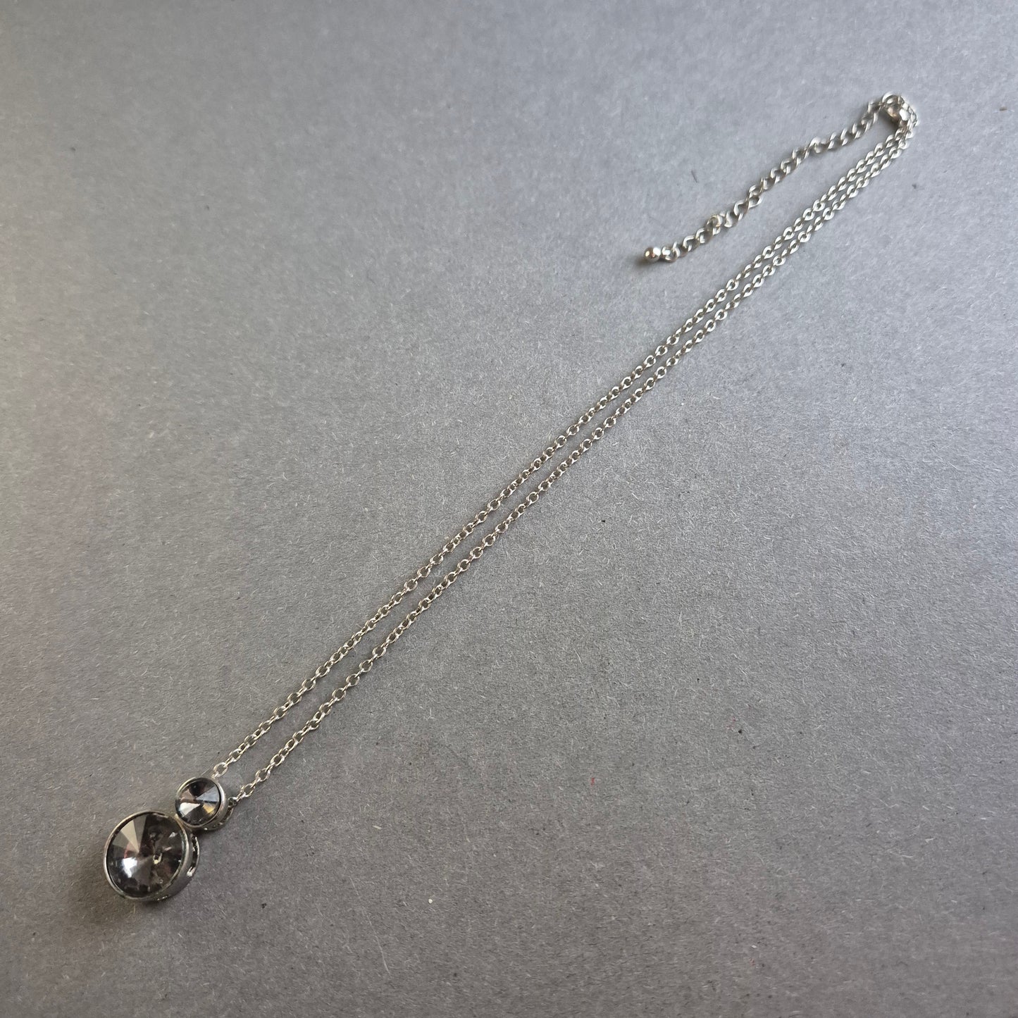 Silberne Halskette mit doppeltem Glasanhänger – Schlicht & funkelnd