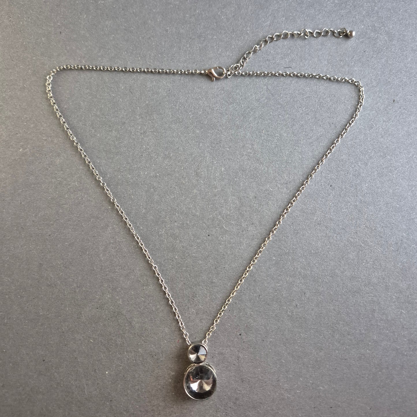 Silberne Halskette mit doppeltem Glasanhänger – Schlicht & funkelnd