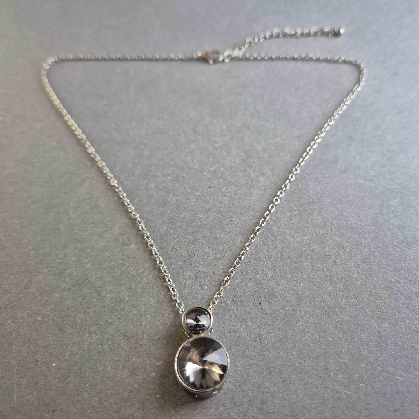 Silberne Halskette mit doppeltem Glasanhänger – Schlicht & funkelnd