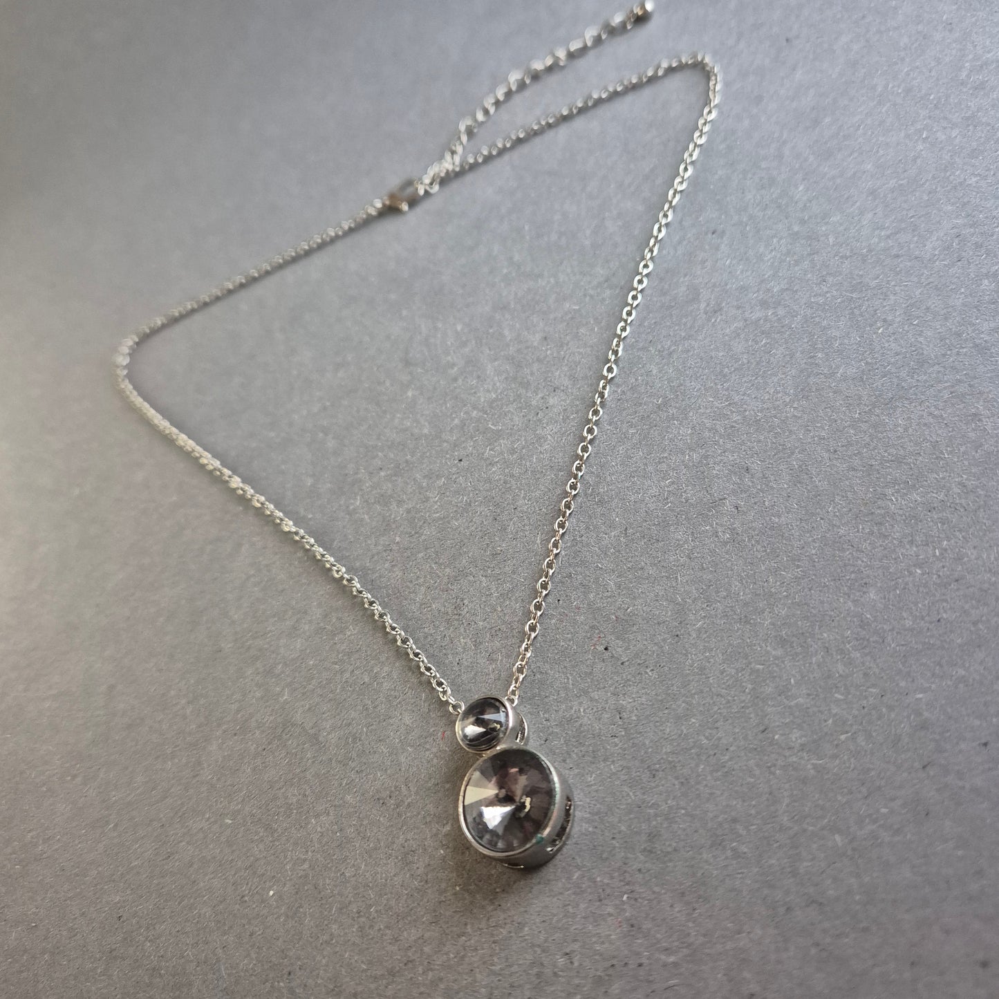 Silberne Halskette mit doppeltem Glasanhänger – Schlicht & funkelnd