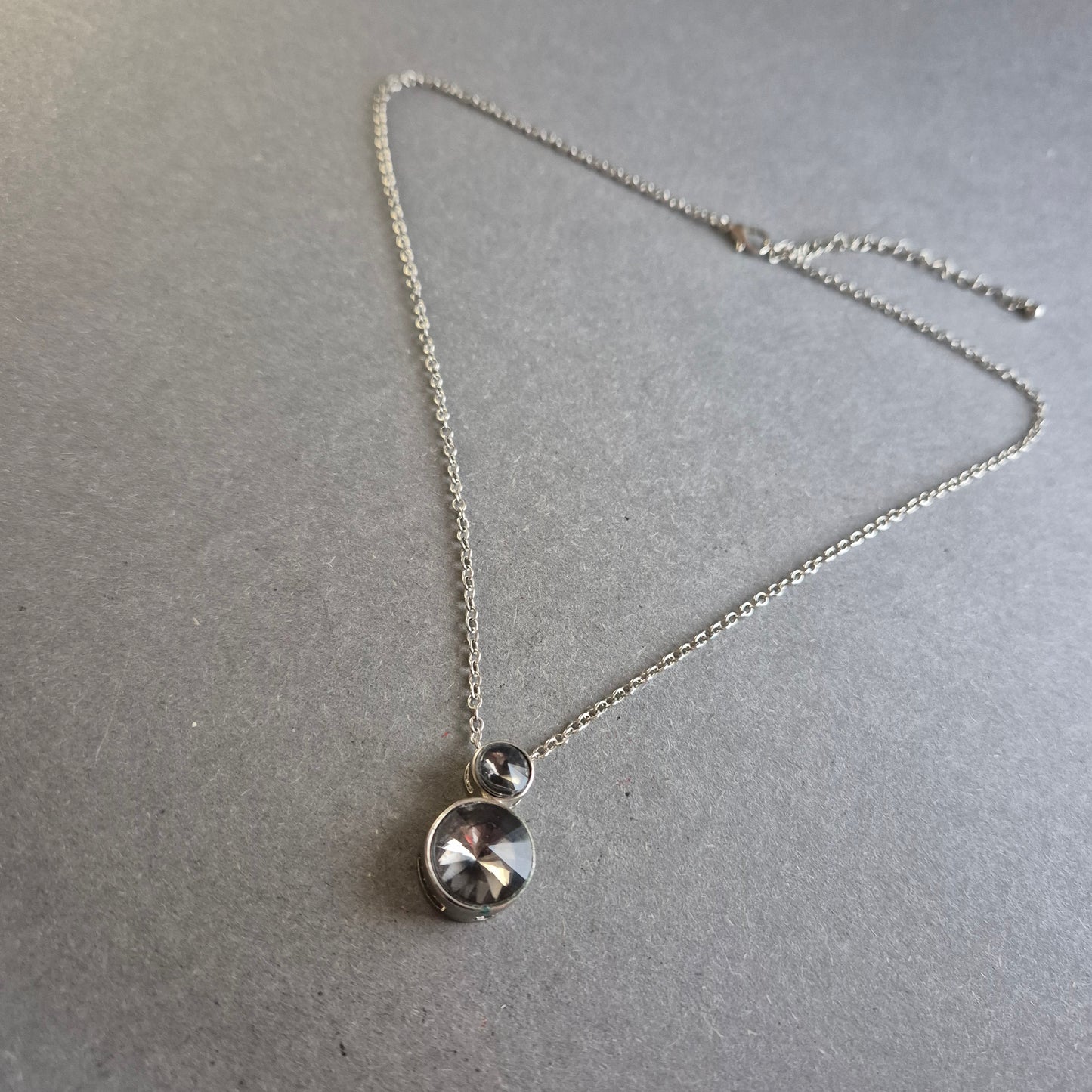 Silberne Halskette mit doppeltem Glasanhänger – Schlicht & funkelnd
