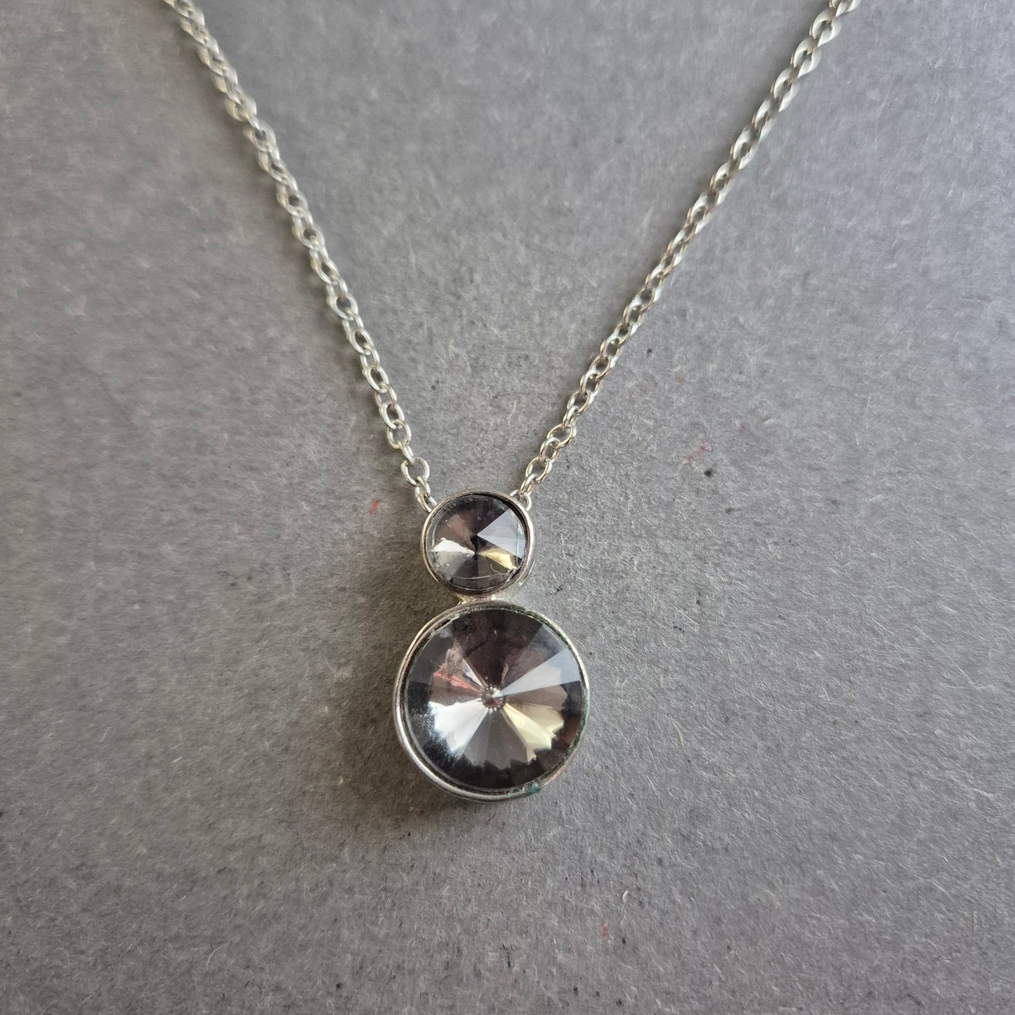Silberne Halskette mit doppeltem Glasanhänger – Schlicht & funkelnd
