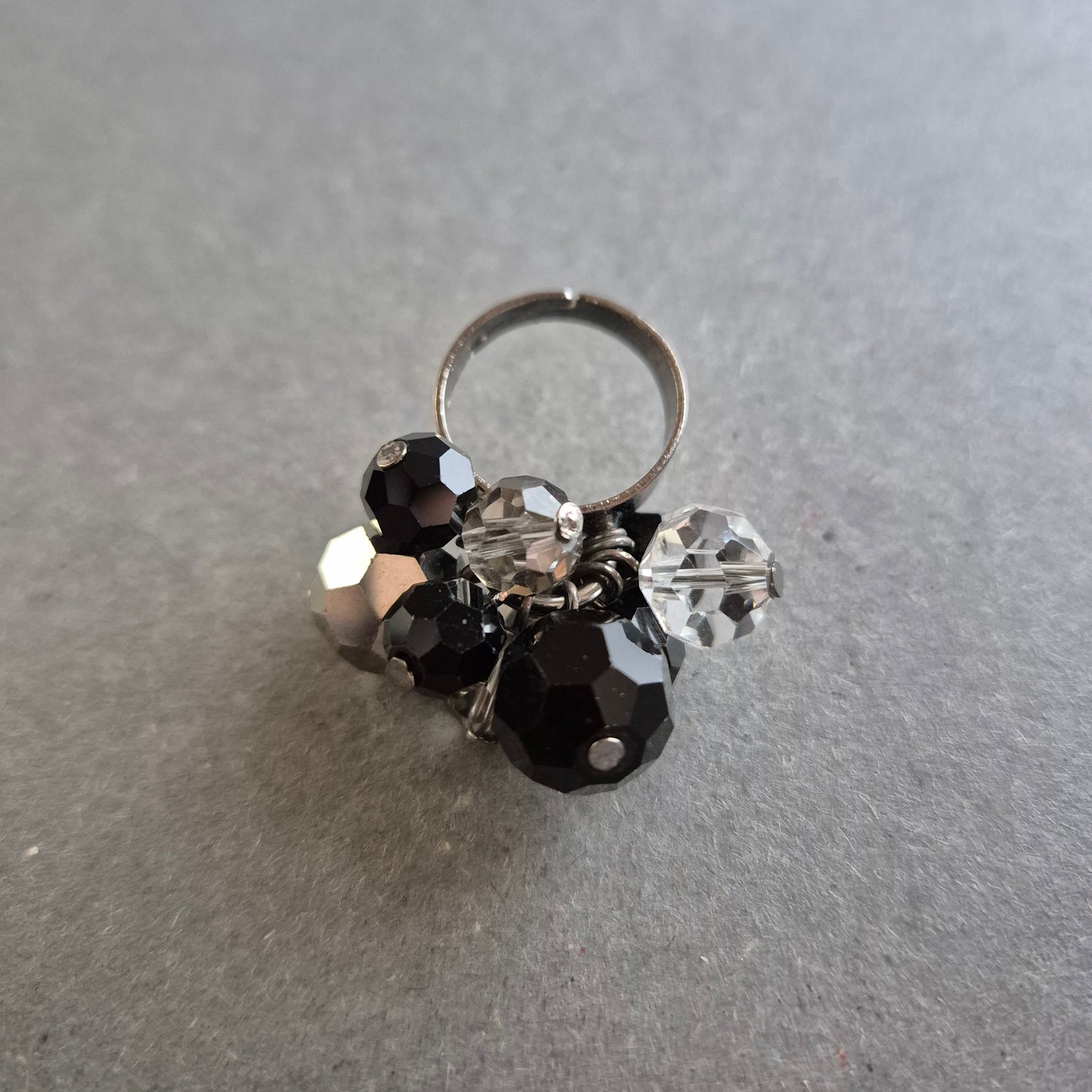Statement-Ring mit facettierten Glasperlen – Schwarz & Silber glitzernd