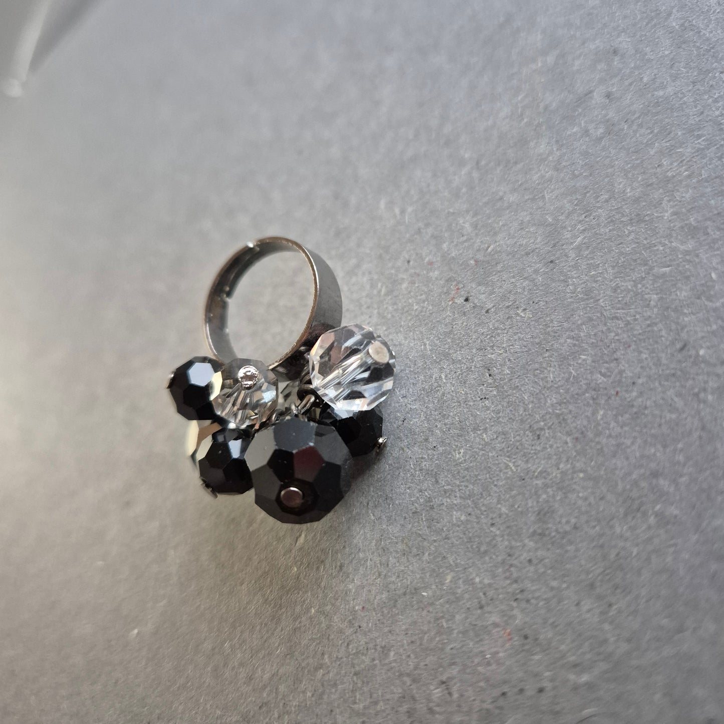 Statement-Ring mit facettierten Glasperlen – Schwarz & Silber glitzernd