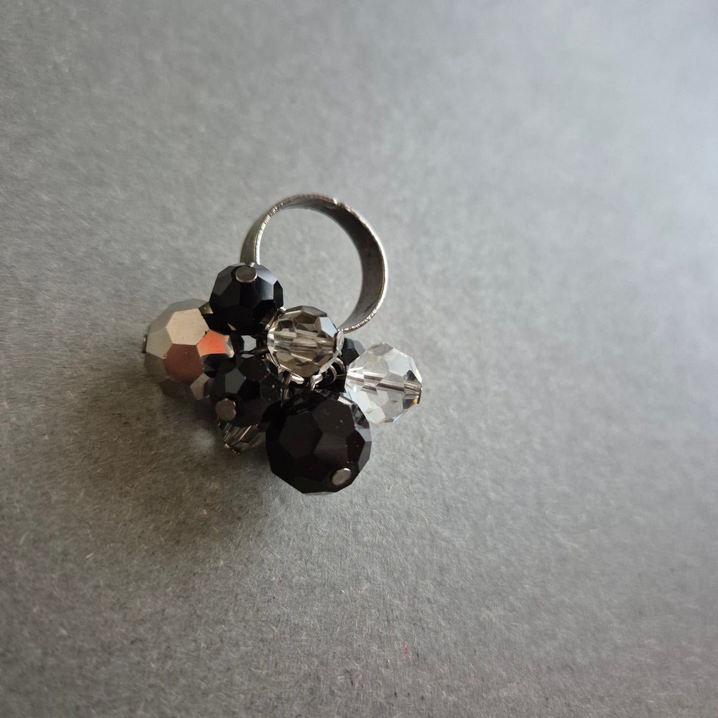 Statement-Ring mit facettierten Glasperlen – Schwarz & Silber glitzernd