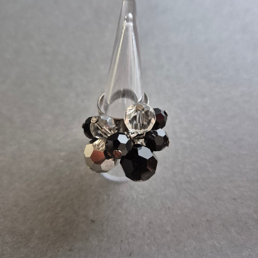 Statement-Ring mit facettierten Glasperlen – Schwarz & Silber glitzernd