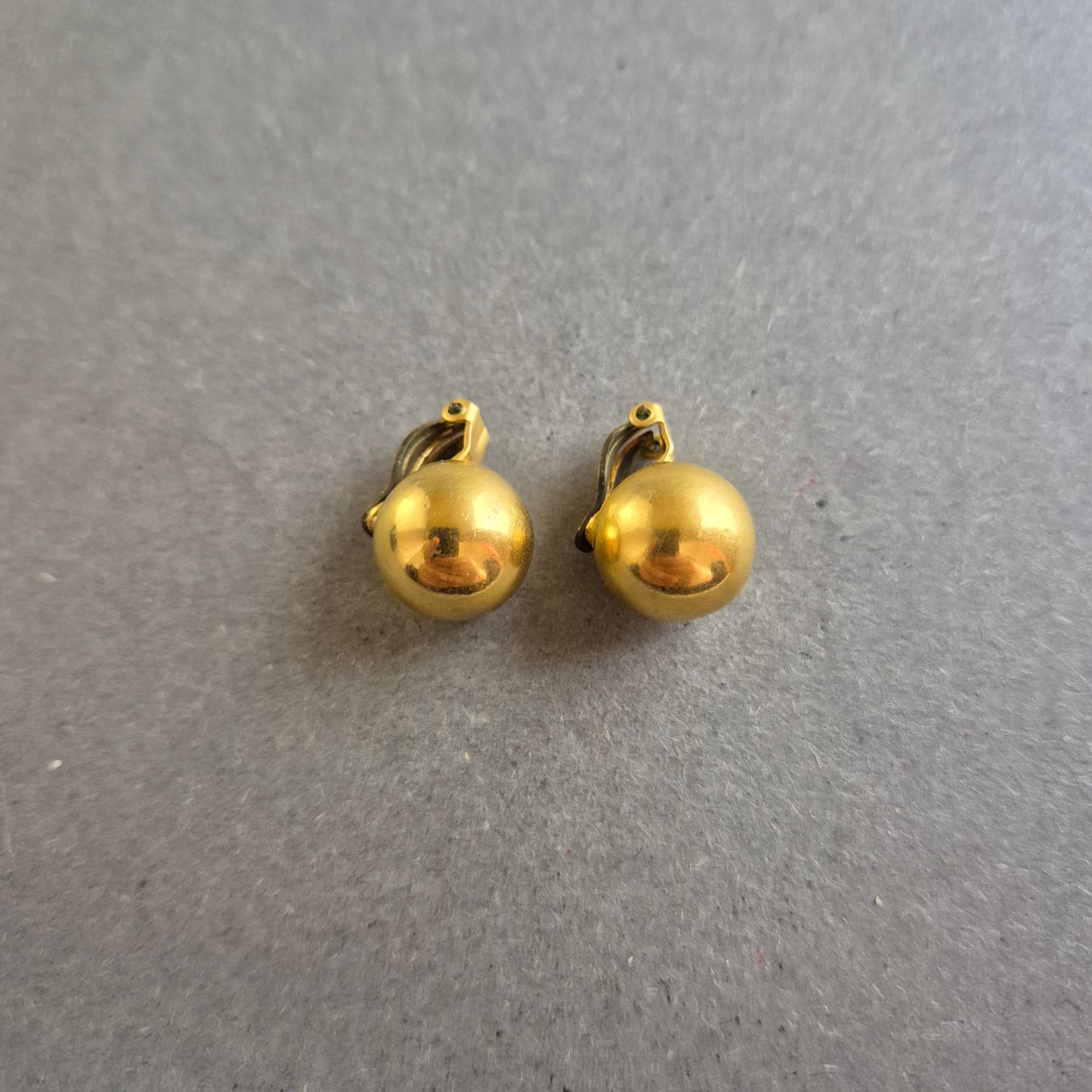 Vergoldete Vintage Clip-Ohrringe – Klassische Kugelform