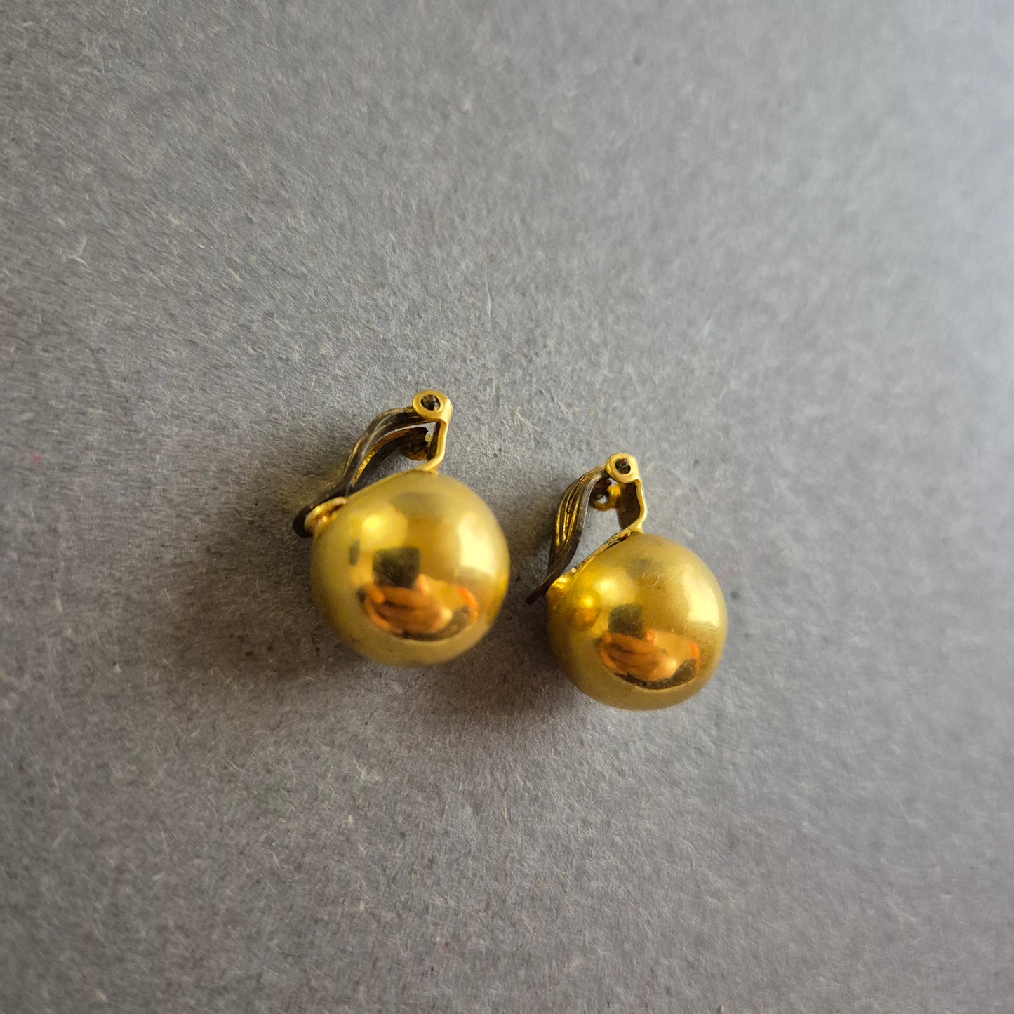 Vergoldete Vintage Clip-Ohrringe – Klassische Kugelform