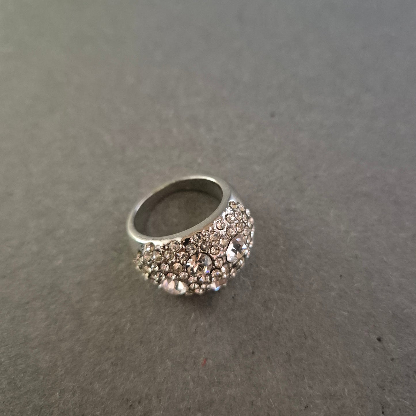 Silberner Cocktailring mit Kristallbesatz – Glamour für besondere Anlässe