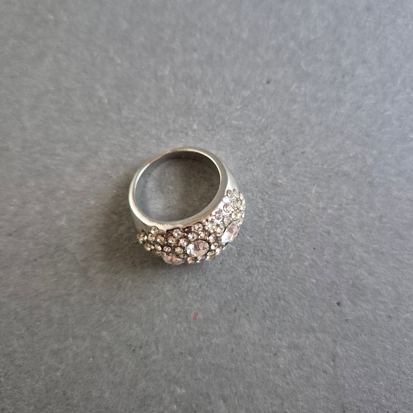 Silberner Cocktailring mit Kristallbesatz – Glamour für besondere Anlässe