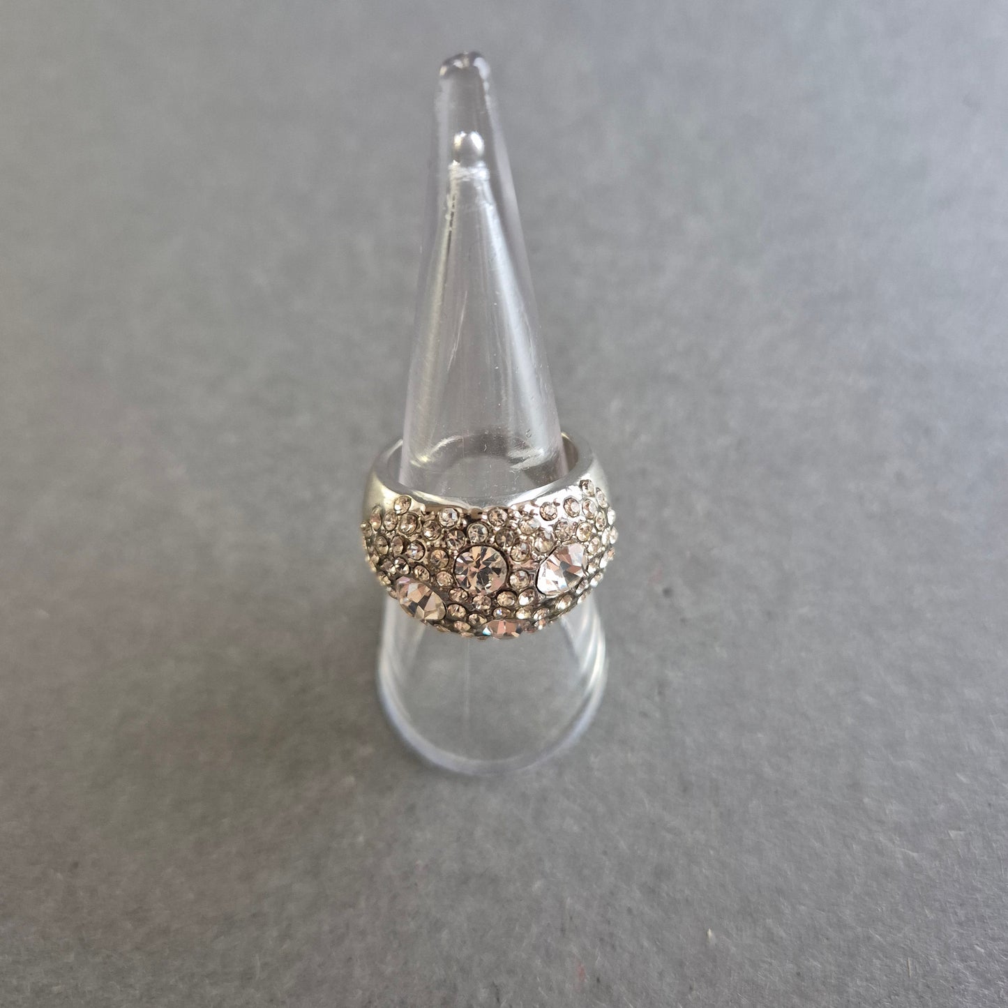 Silberner Cocktailring mit Kristallbesatz – Glamour für besondere Anlässe