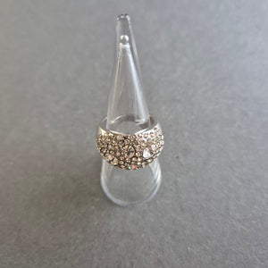 Silberner Cocktailring mit Kristallbesatz – Glamour für besondere Anlässe