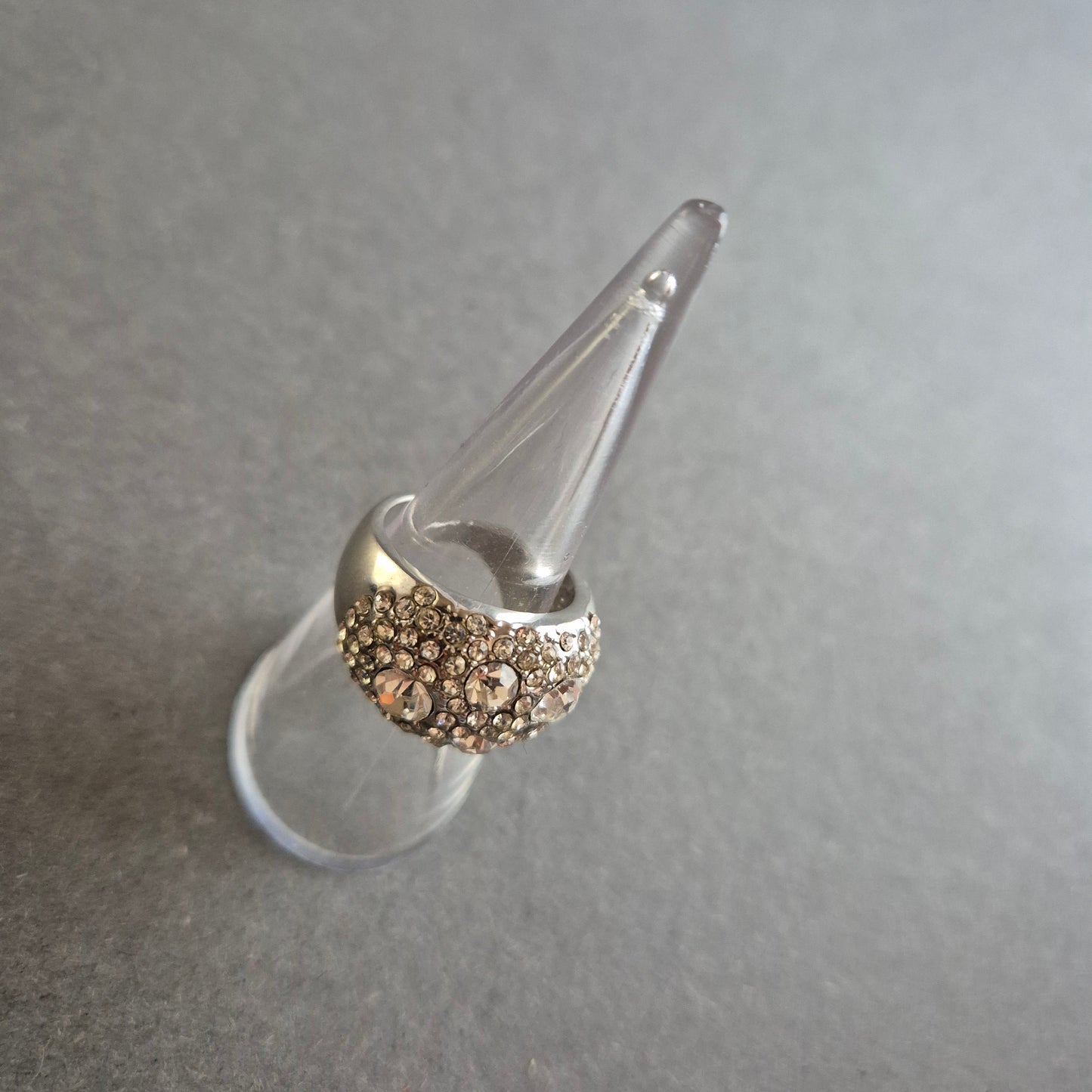 Silberner Cocktailring mit Kristallbesatz – Glamour für besondere Anlässe