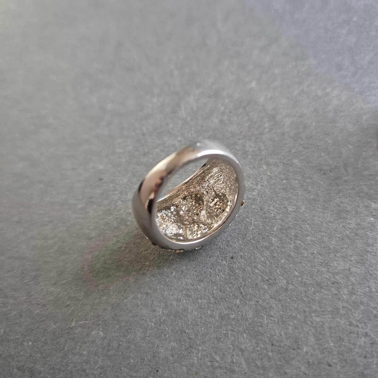 Silberner Cocktailring mit Kristallbesatz – Glamour für besondere Anlässe