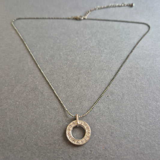 Zarte Halskette mit Zirkonia-Kreisanhänger in Silberoptik