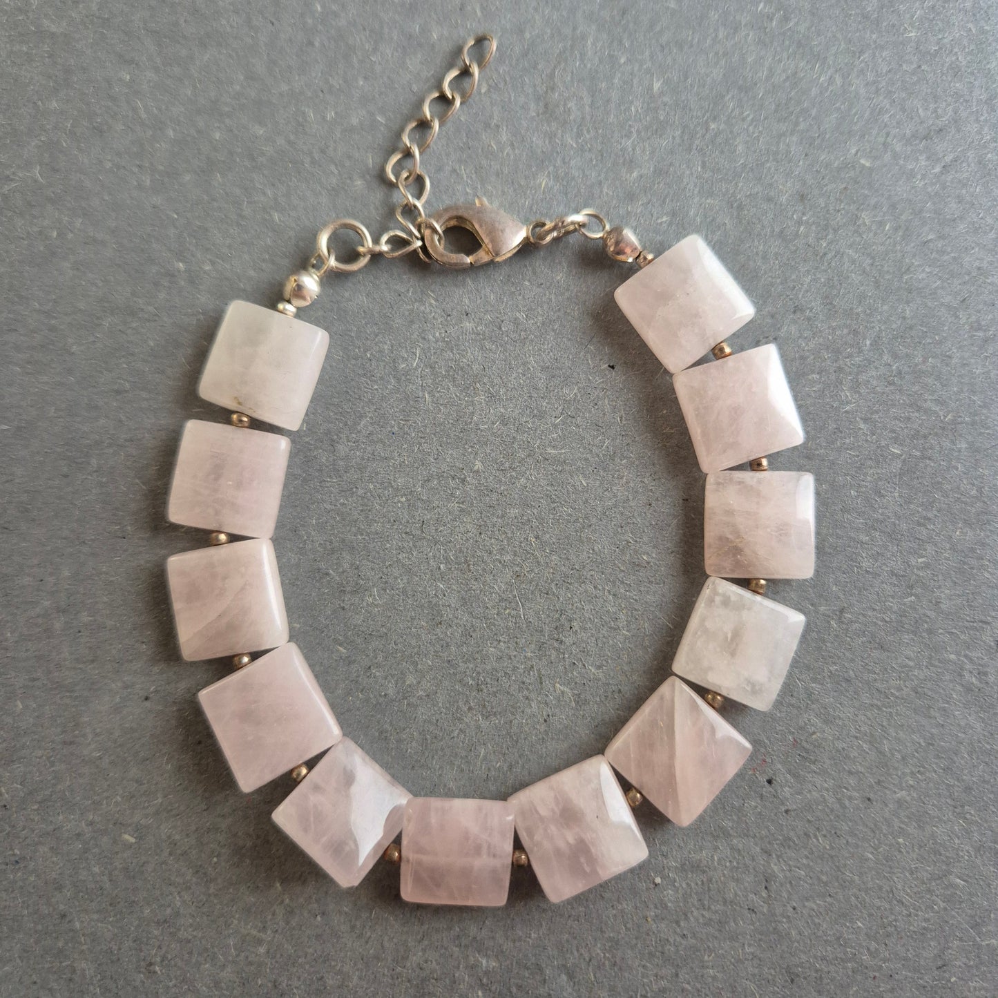 Halskette aus Rosenquarz-Würfeln – Sanfte Eleganz in Pastell