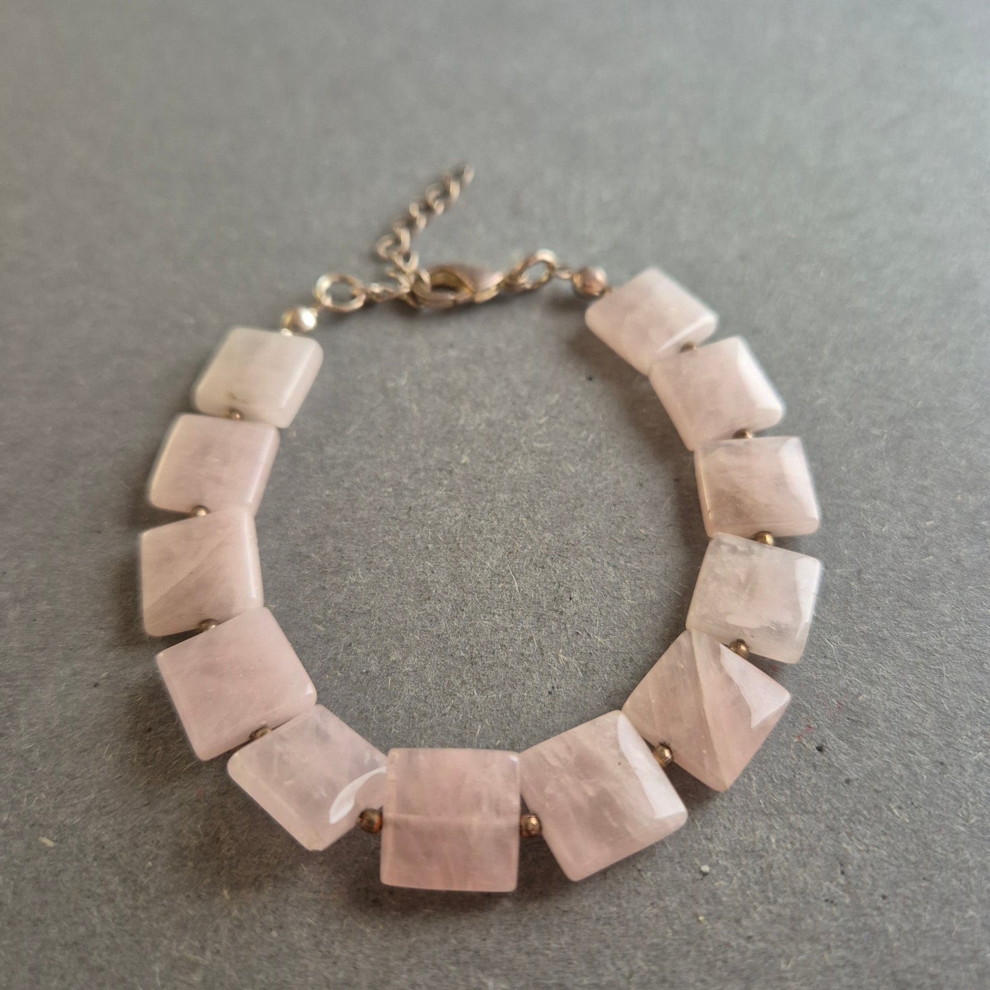 Halskette aus Rosenquarz-Würfeln – Sanfte Eleganz in Pastell