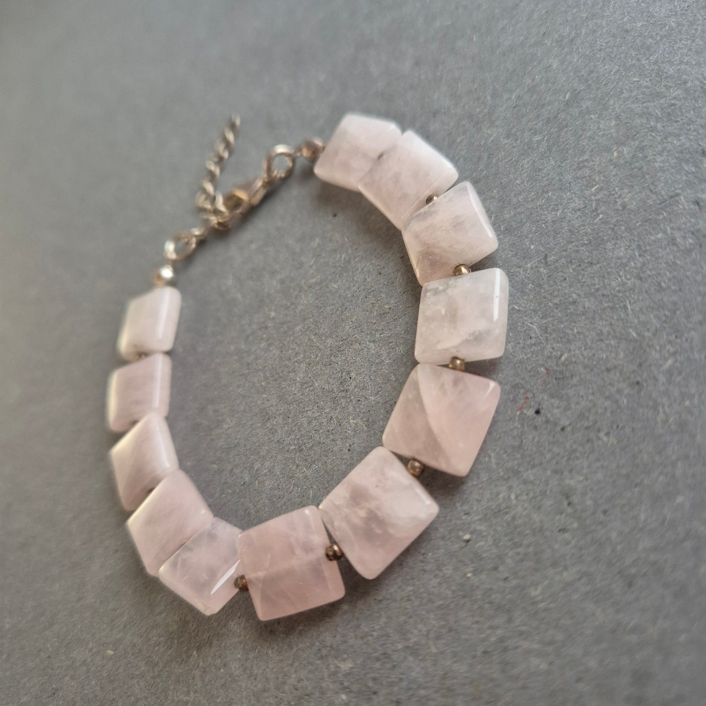 Halskette aus Rosenquarz-Würfeln – Sanfte Eleganz in Pastell