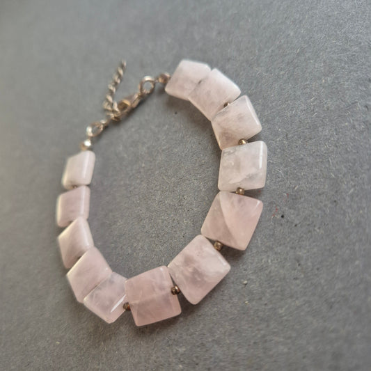 Halskette aus Rosenquarz-Würfeln – Sanfte Eleganz in Pastell