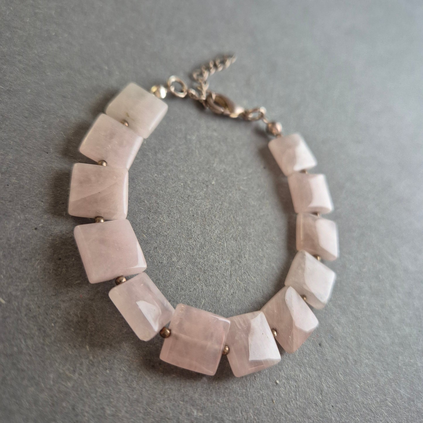 Halskette aus Rosenquarz-Würfeln – Sanfte Eleganz in Pastell