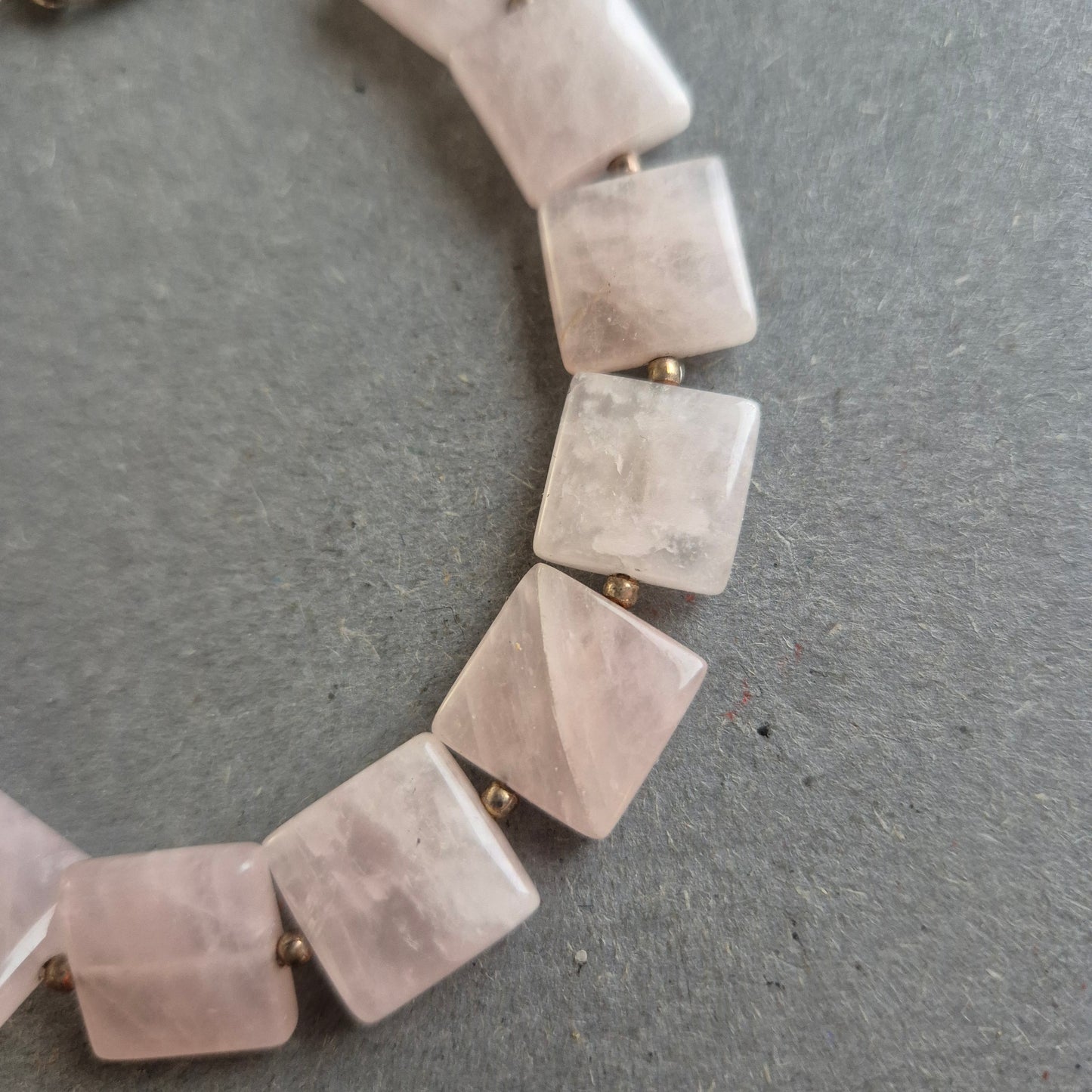 Halskette aus Rosenquarz-Würfeln – Sanfte Eleganz in Pastell