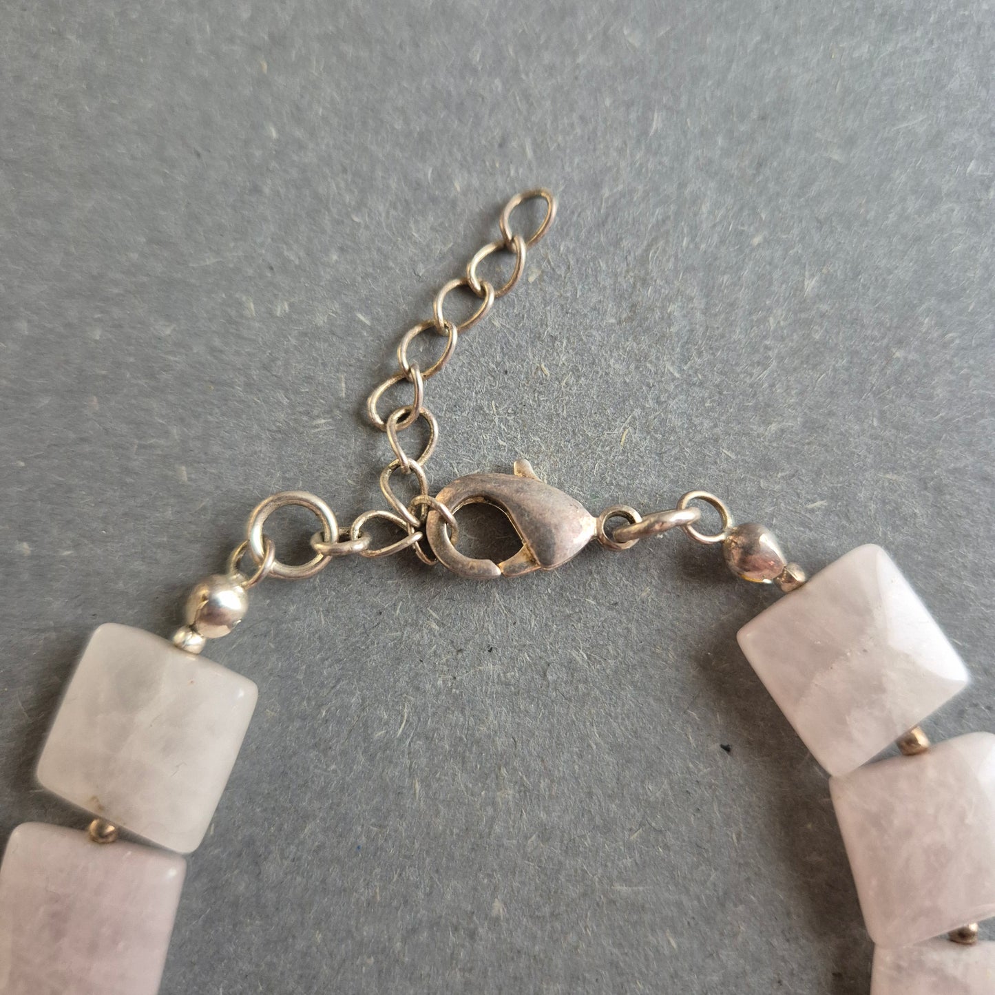 Halskette aus Rosenquarz-Würfeln – Sanfte Eleganz in Pastell