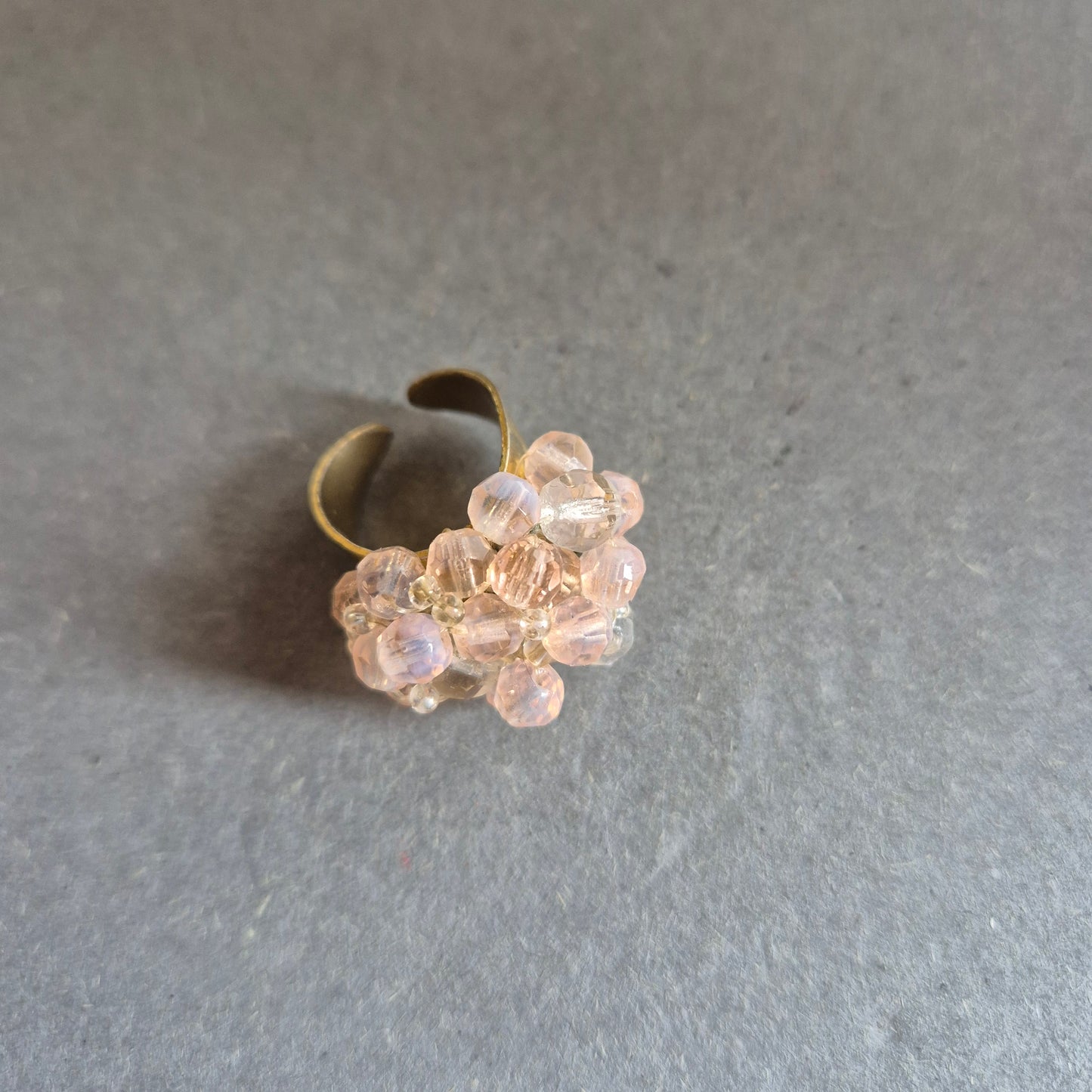 Verstellbarer Vintage-Ring mit roséfarbenen Glasperlen