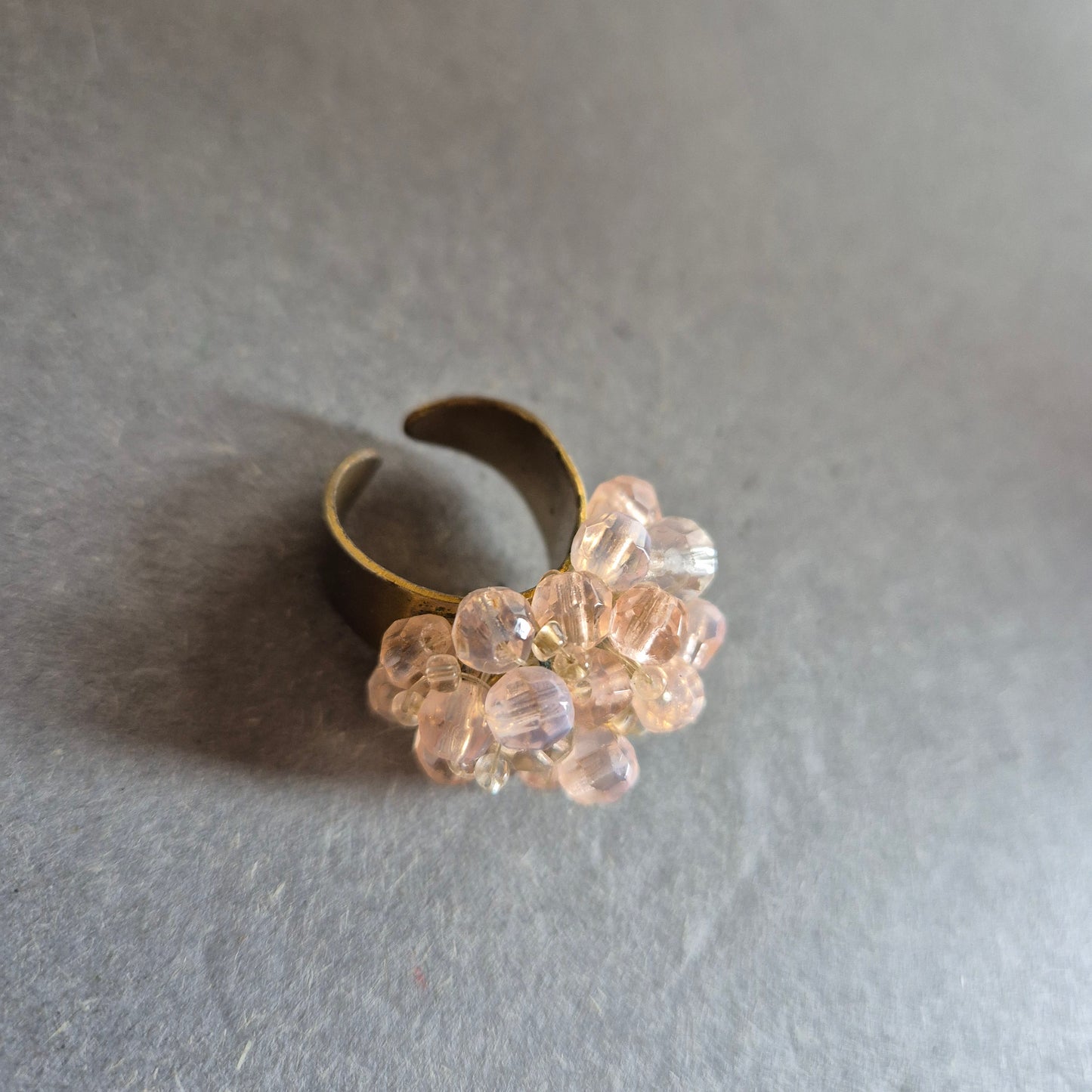 Verstellbarer Vintage-Ring mit roséfarbenen Glasperlen