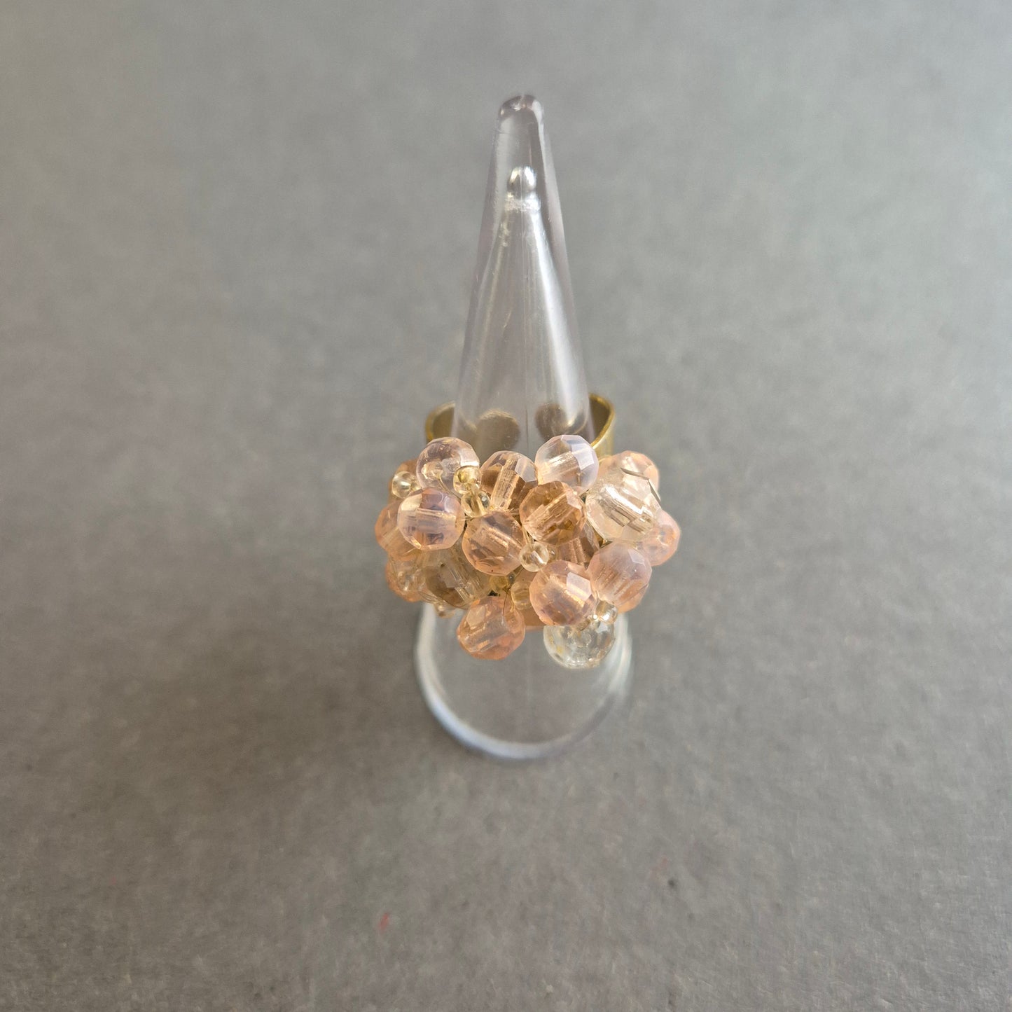 Verstellbarer Vintage-Ring mit roséfarbenen Glasperlen