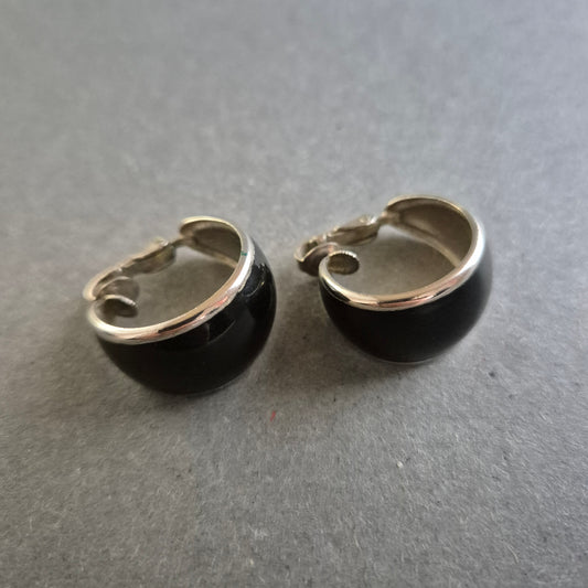 Klassische schwarze Clip-Ohrringe mit silberfarbenem Rand